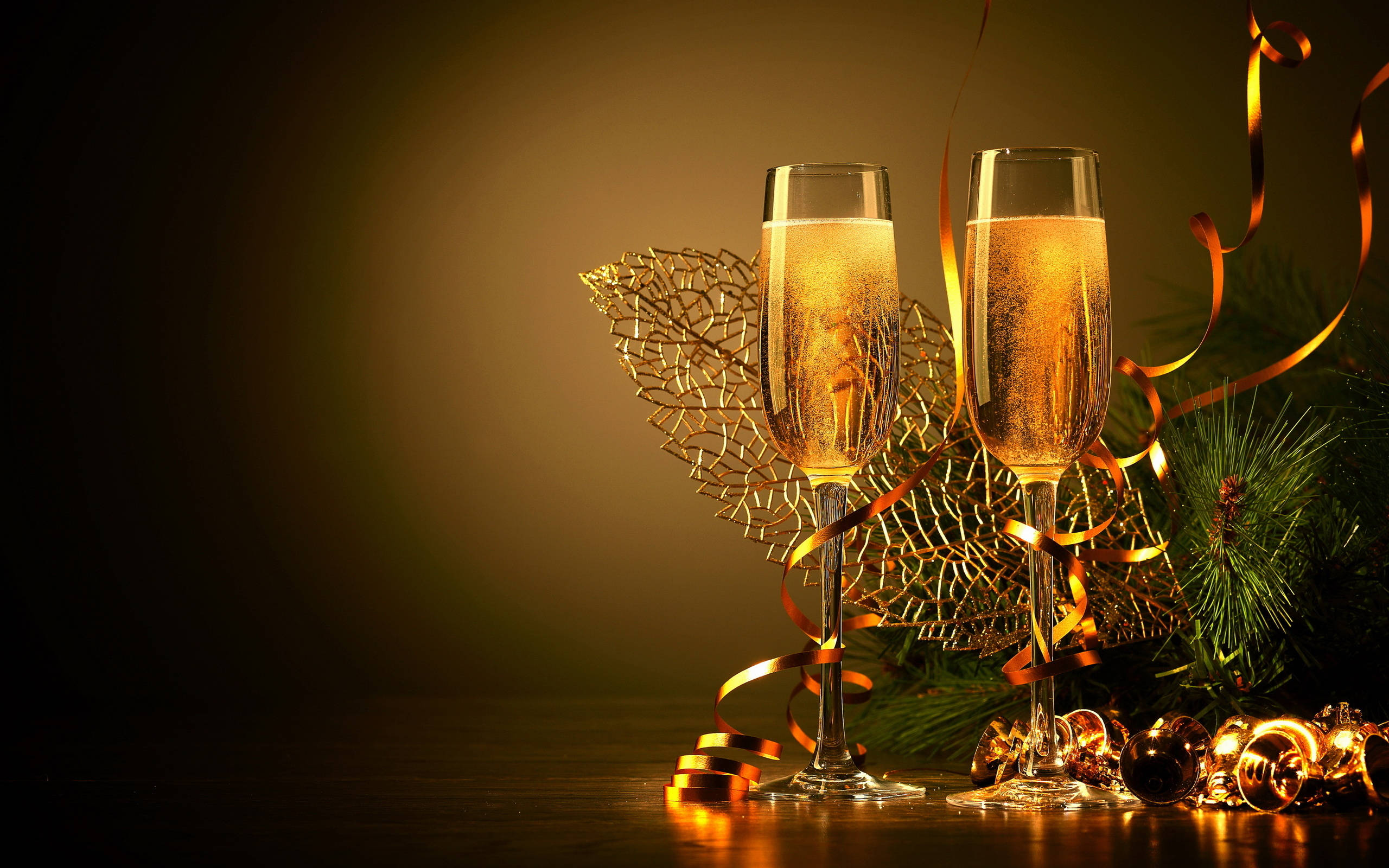 New Year, gold champagne drink, champagne flutes, 2K Desktop Wallpaper
