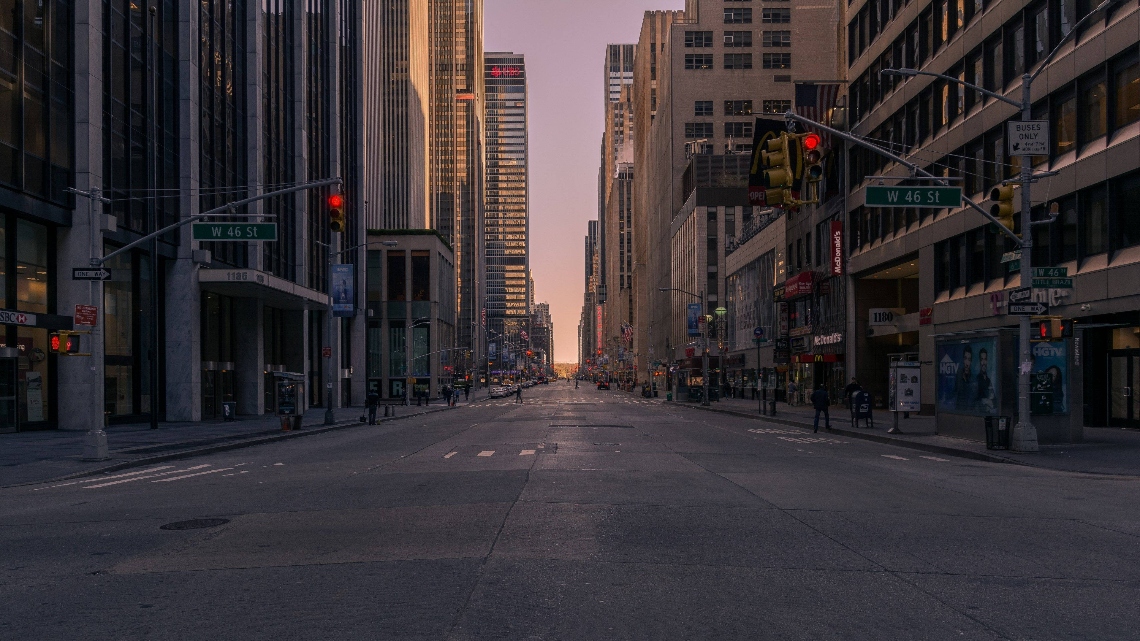 New York, quiet street, dusk, 4K Desktop Wallpaper