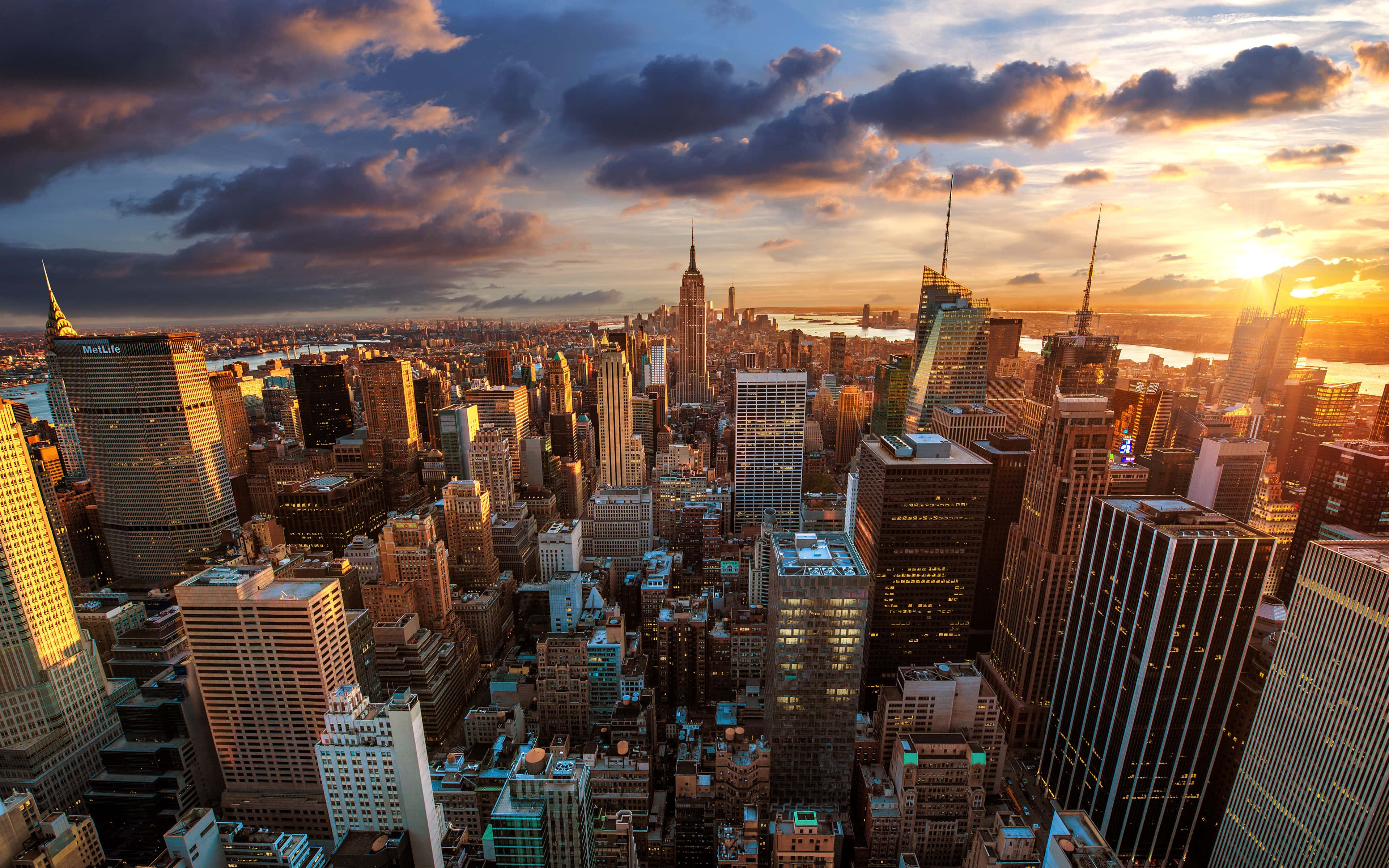New York City skyline, sunset, golden light, 4K Desktop Wallpaper