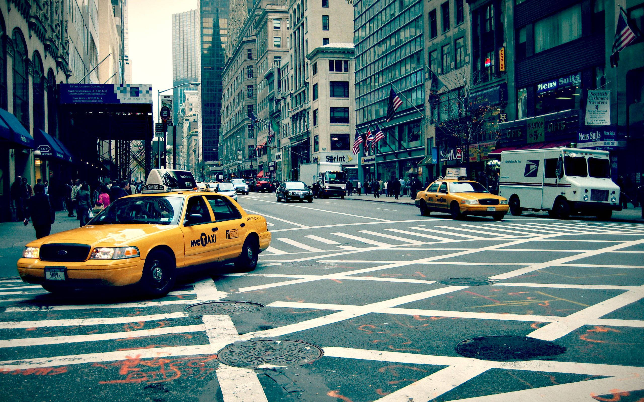 New York Street, yellow NYC taxi, graffiti-marked street, 2K Desktop Wallpaper