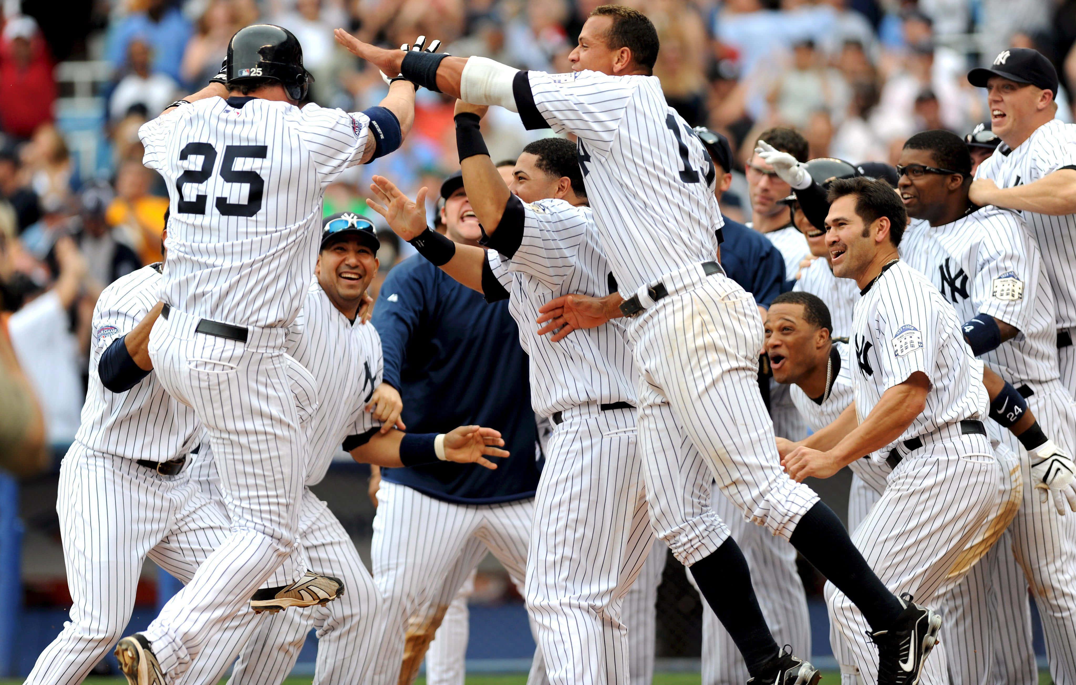 New York Yankees, pinstripe uniforms, sunlit field, 4K Desktop Wallpaper