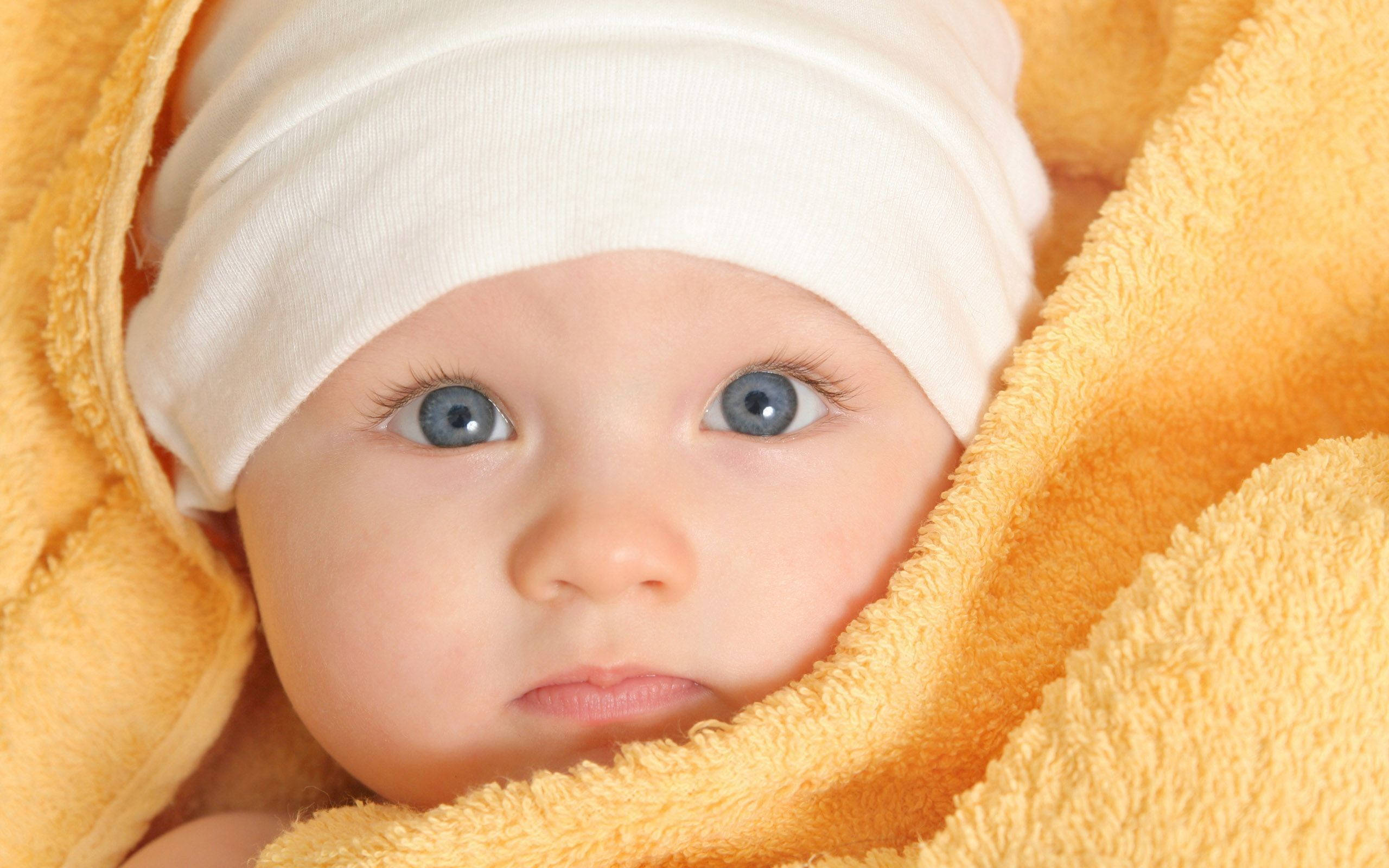 grey eyed newborn baby, bright blue eyes, soft yellow towel, 2K Desktop Wallpaper