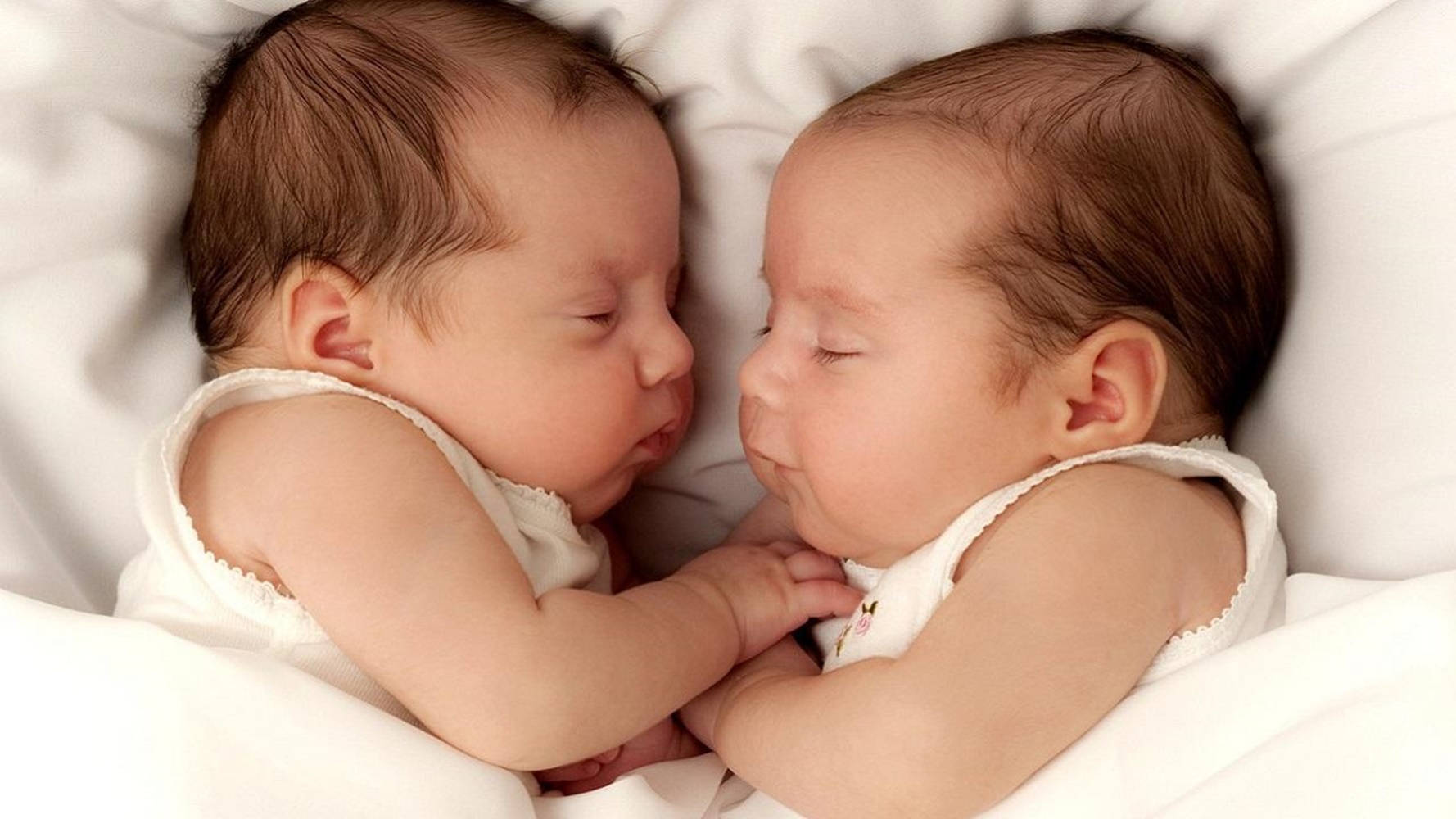 sleeping newborn babies, newborn twins, white blankets, HD Desktop Wallpaper