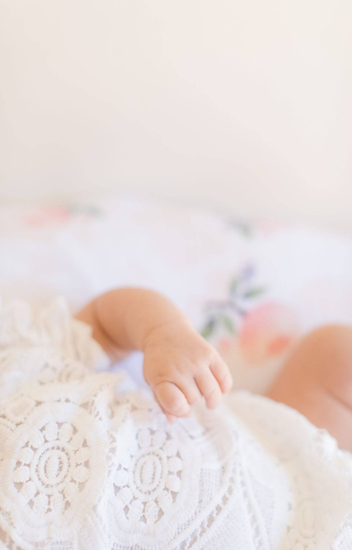 baby hand, white baby clothes, delicate white lace fabric, HD Phone Wallpaper