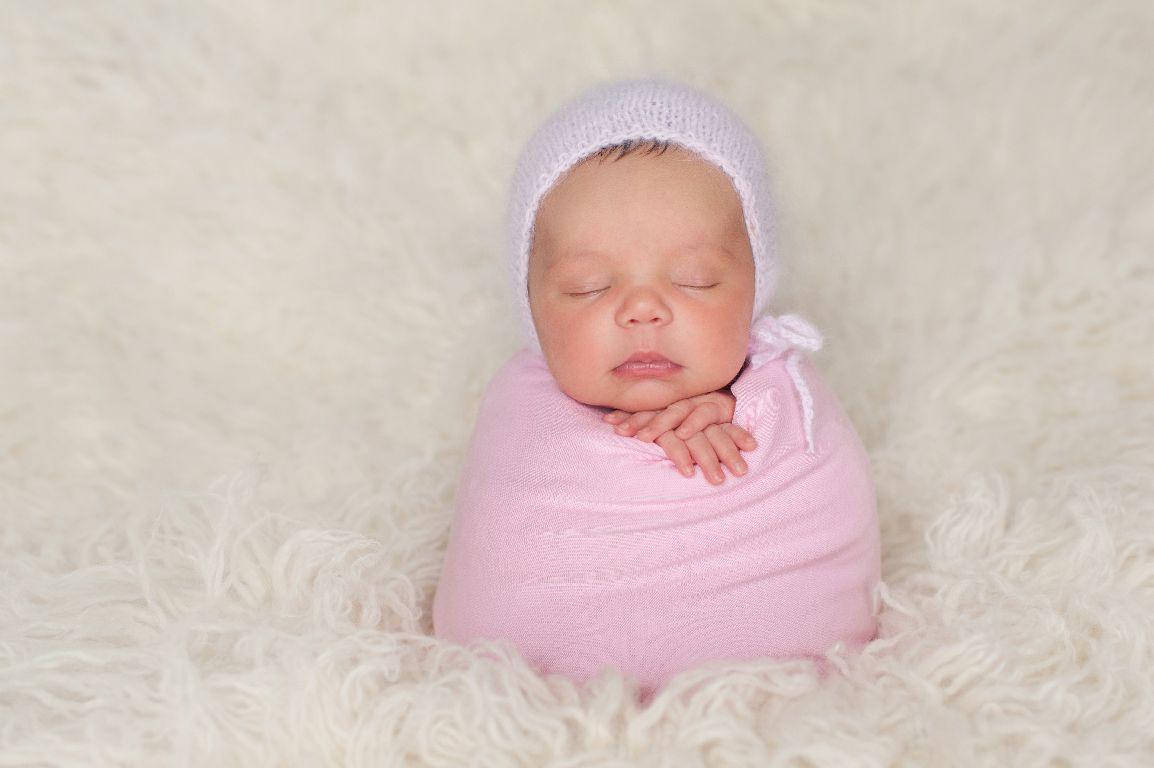 newborn baby, pink fabric, fluffy white rug, SD Desktop Wallpaper