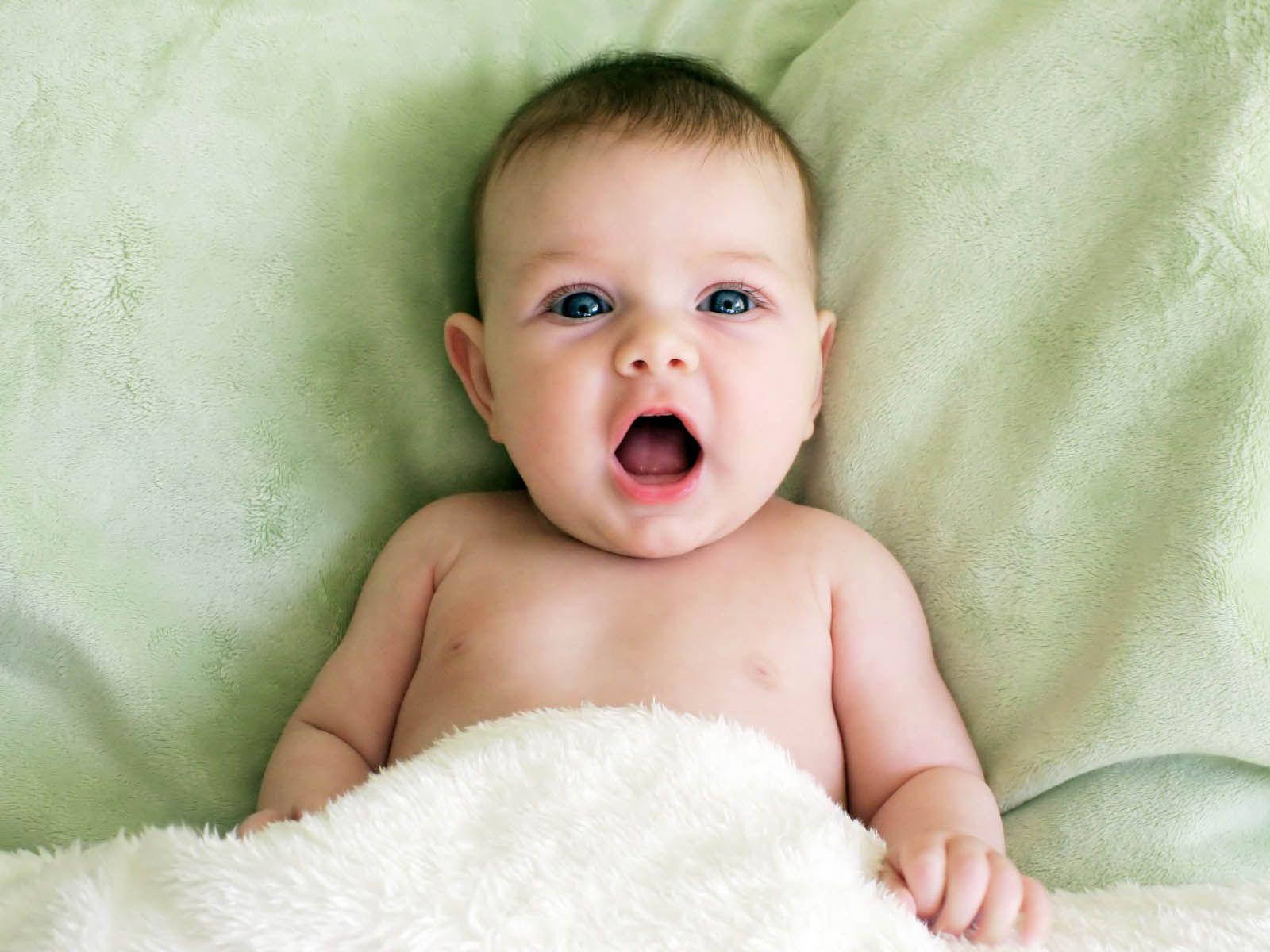 bright blue eyes, open mouth, soft green blanket, HD Desktop Wallpaper