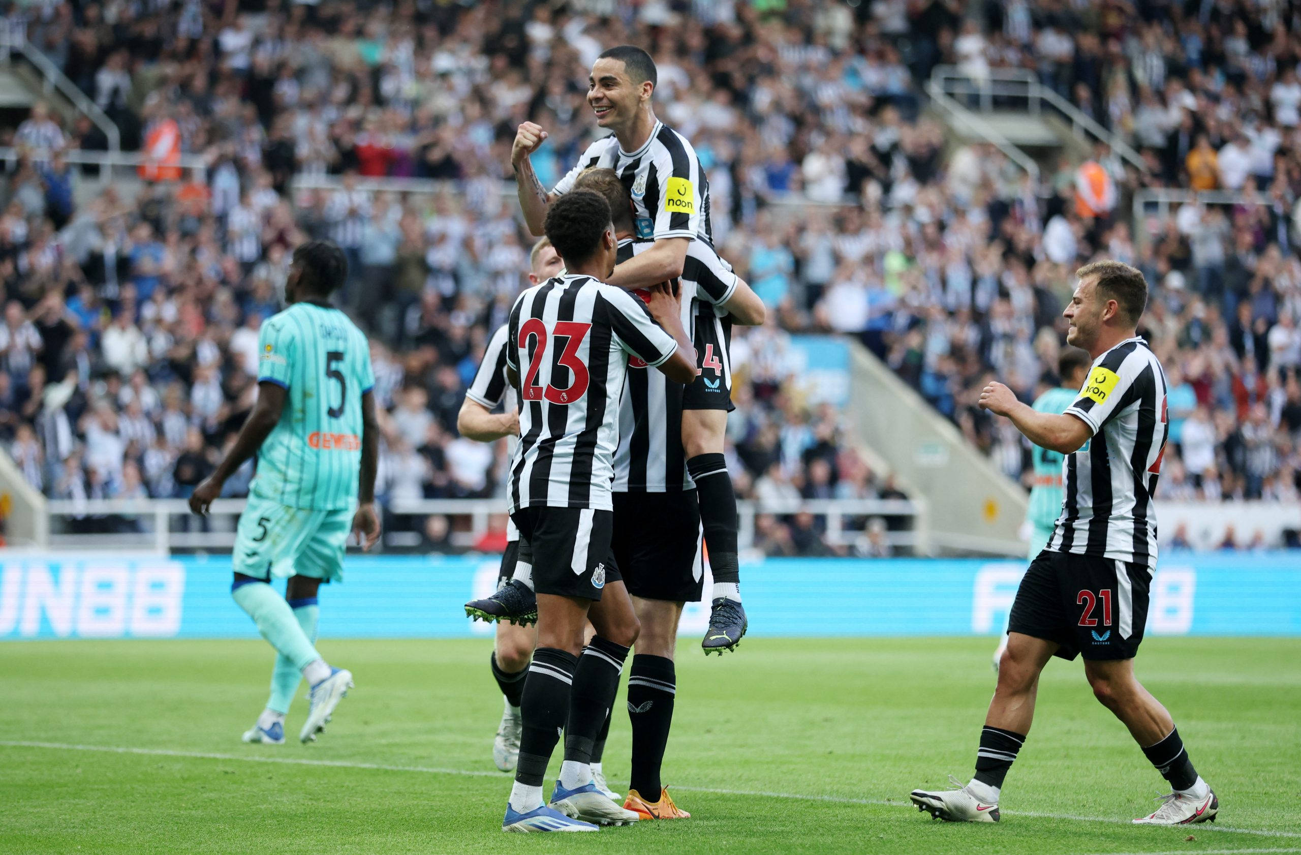 Newcastle United FC, football pitch, roaring crowd, 2K Desktop Wallpaper