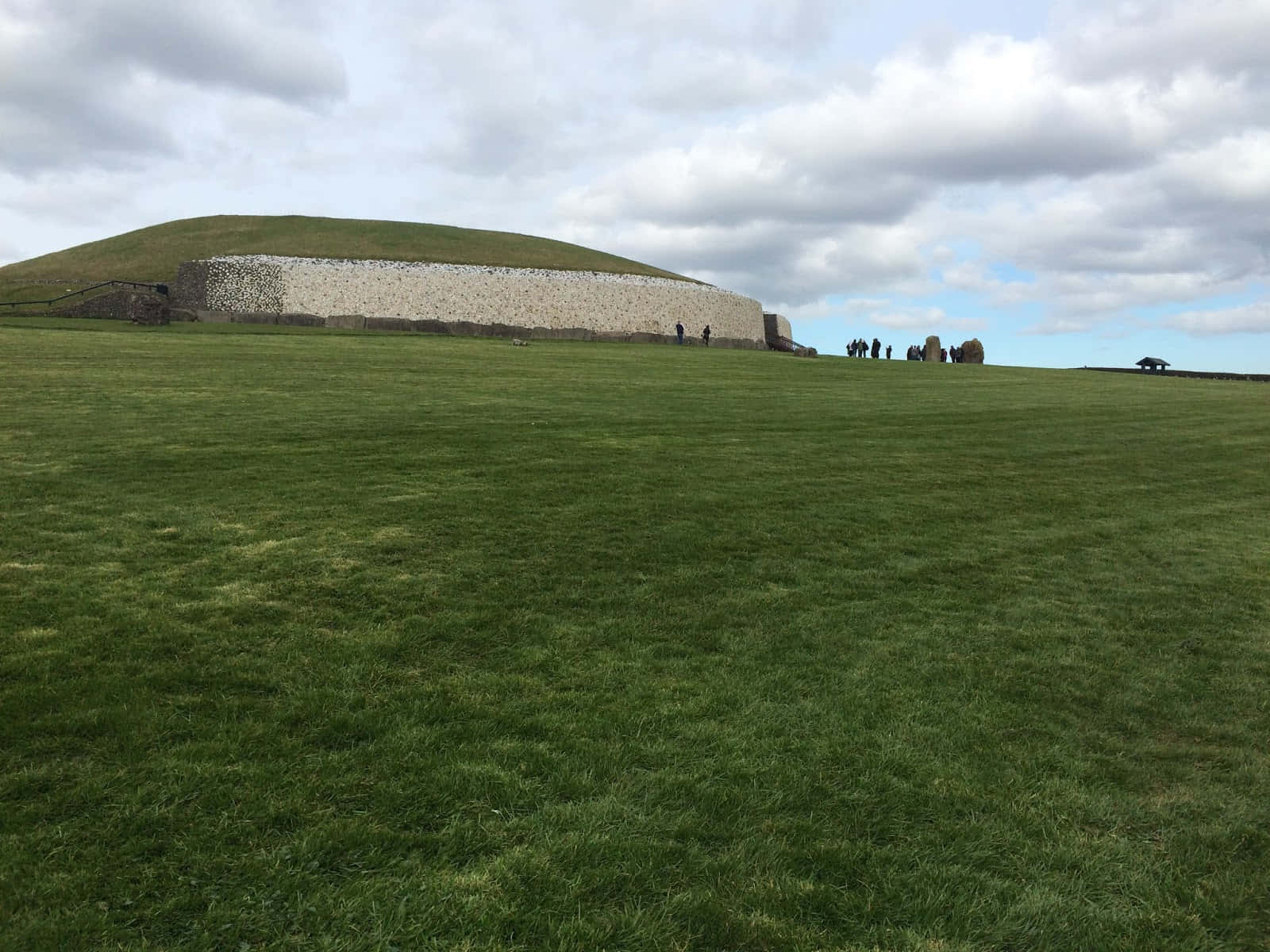 Newgrange, stone tomb, green field, HD Desktop Wallpaper