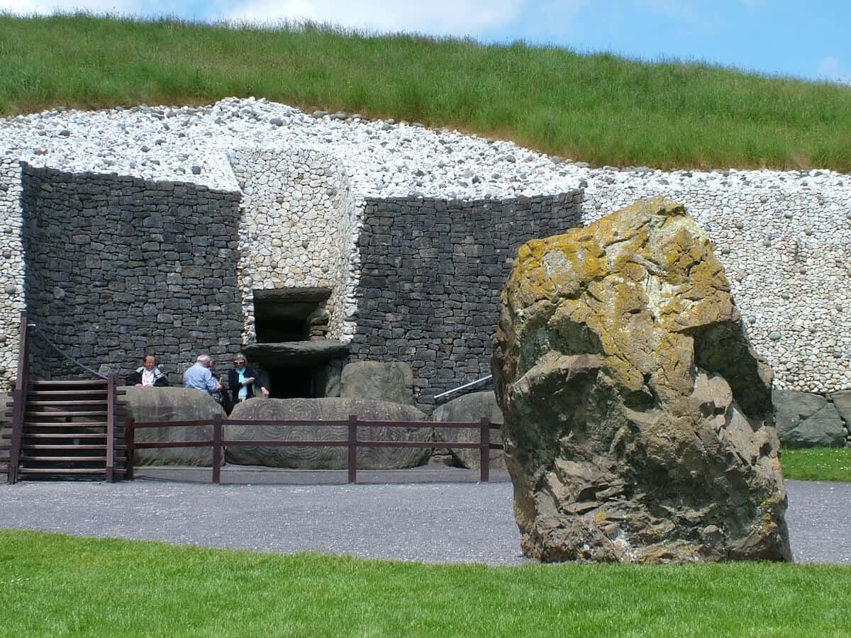 Newgrange, large mossy boulder, grassy mound, SD Desktop Wallpaper