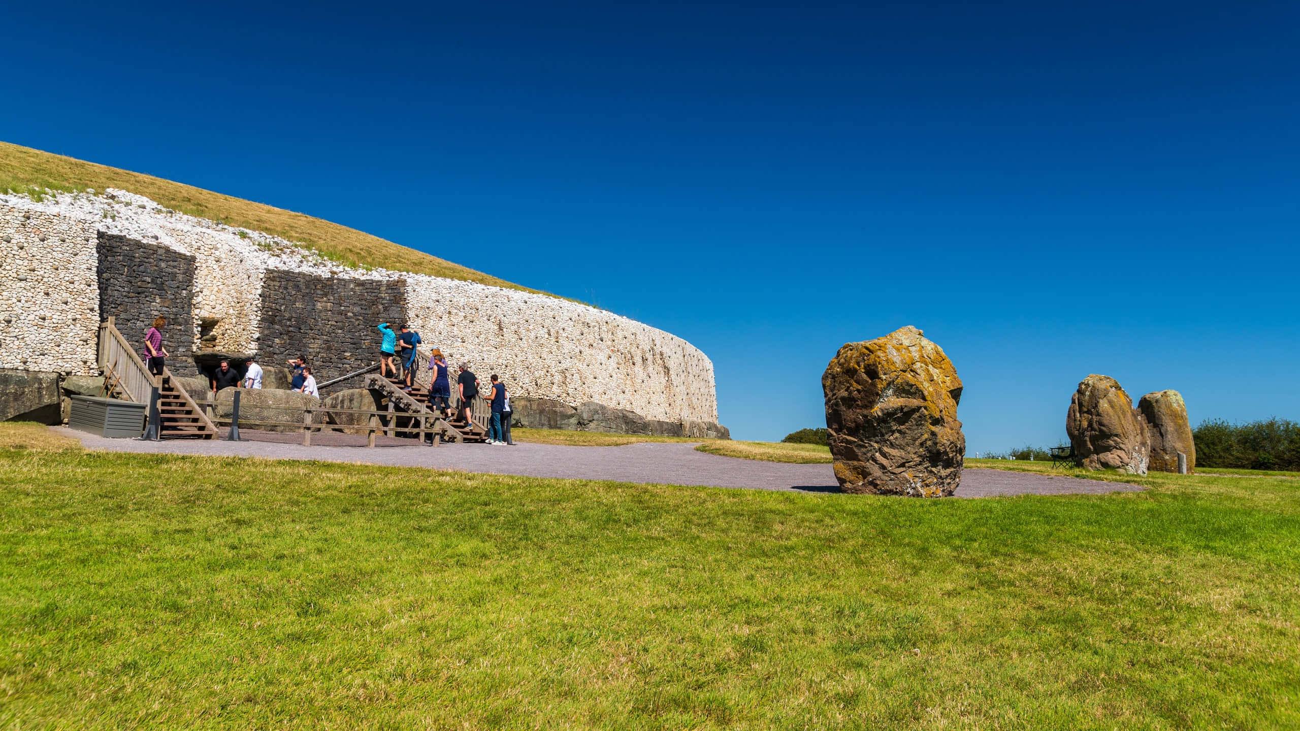 Newgrange, clear blue sky, wooden stairs, 2K Desktop Wallpaper