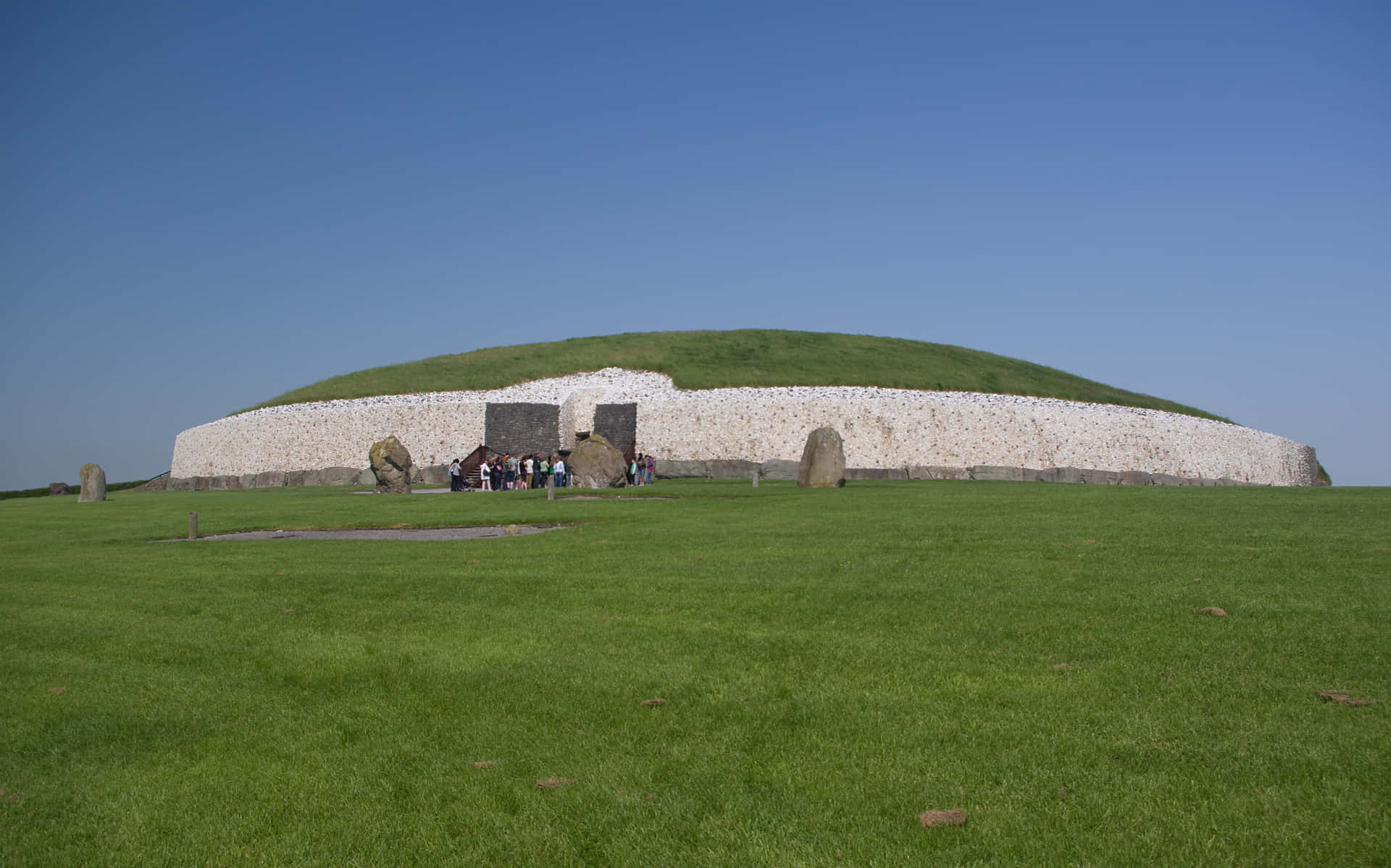 Newgrange, grass field, long shot, Full HD Desktop Wallpaper
