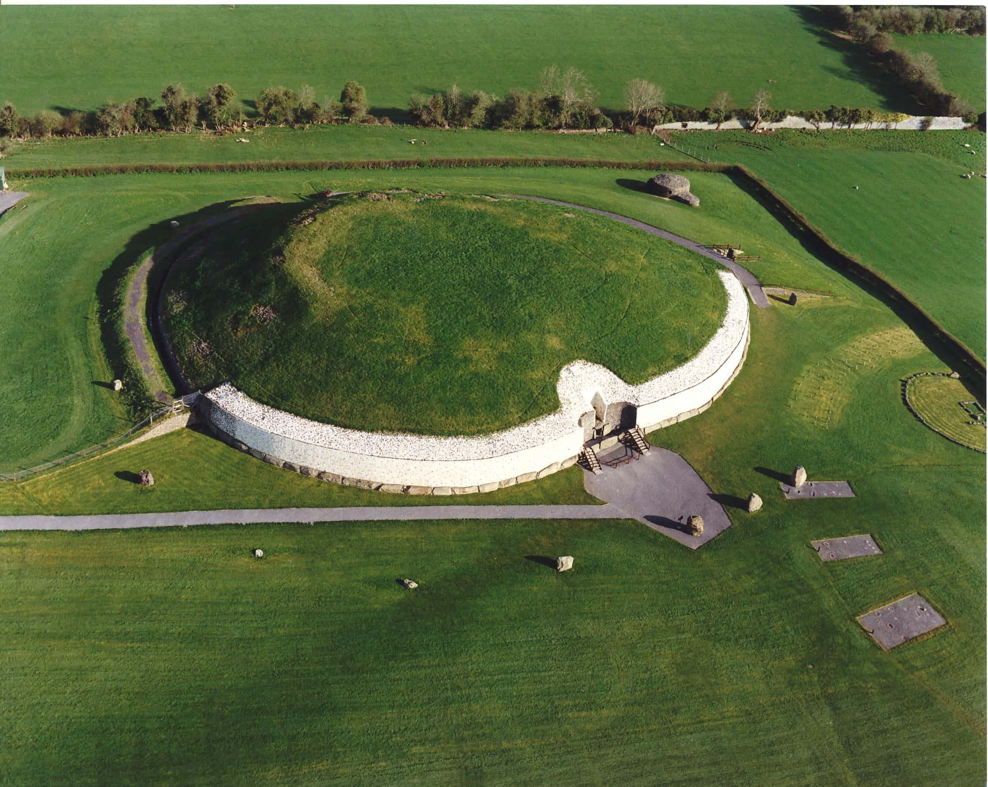 Newgrange, grass roof, circular ancient stone monument, Full HD Desktop Wallpaper