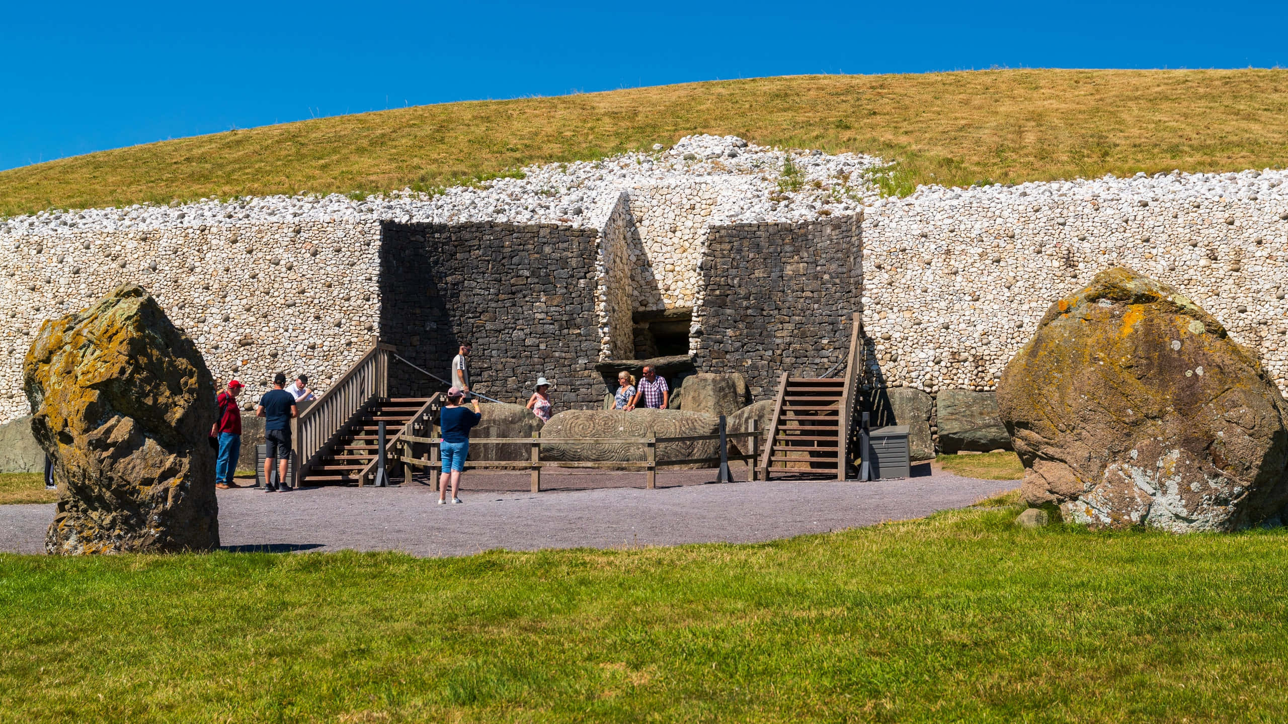 Newgrange, tourists, clear blue sky, 2K Desktop Wallpaper