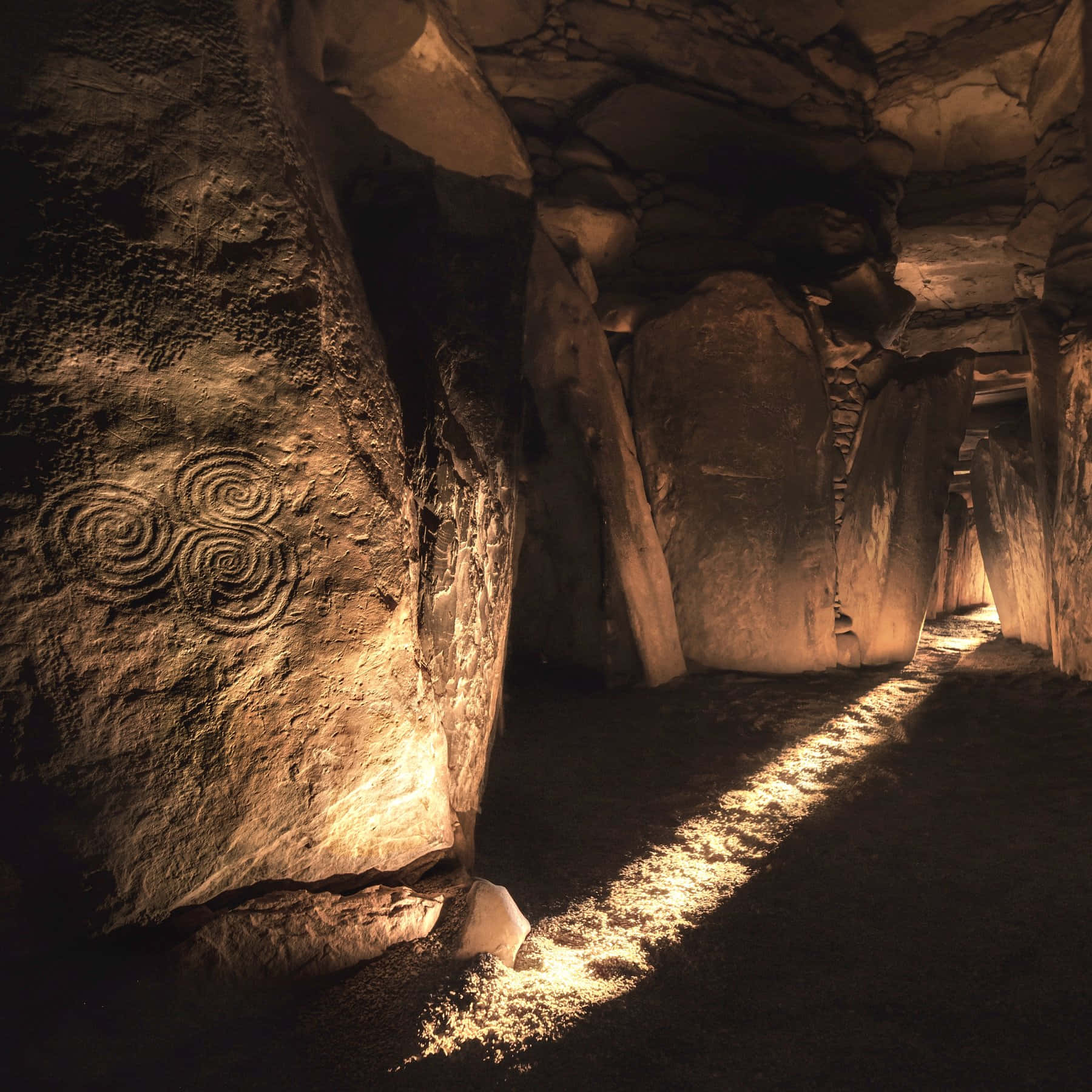 Newgrange, sunlight passing, spiral carvings, HD Desktop Wallpaper