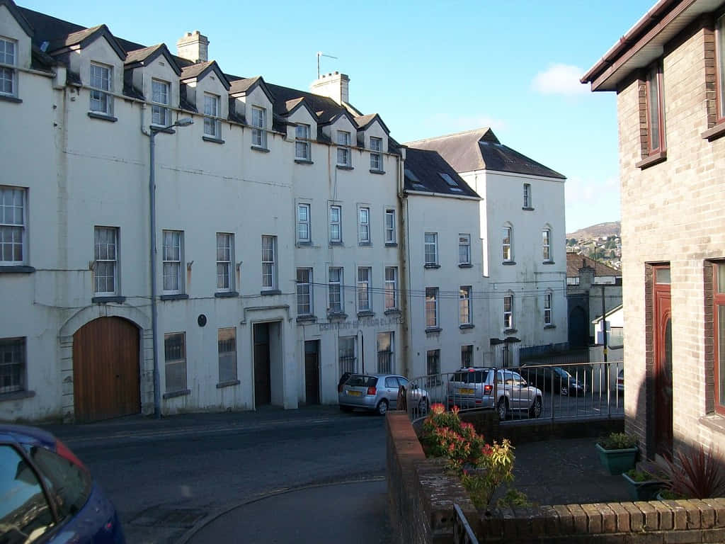 Newry, street view, white stucco buildings, SD Desktop Wallpaper