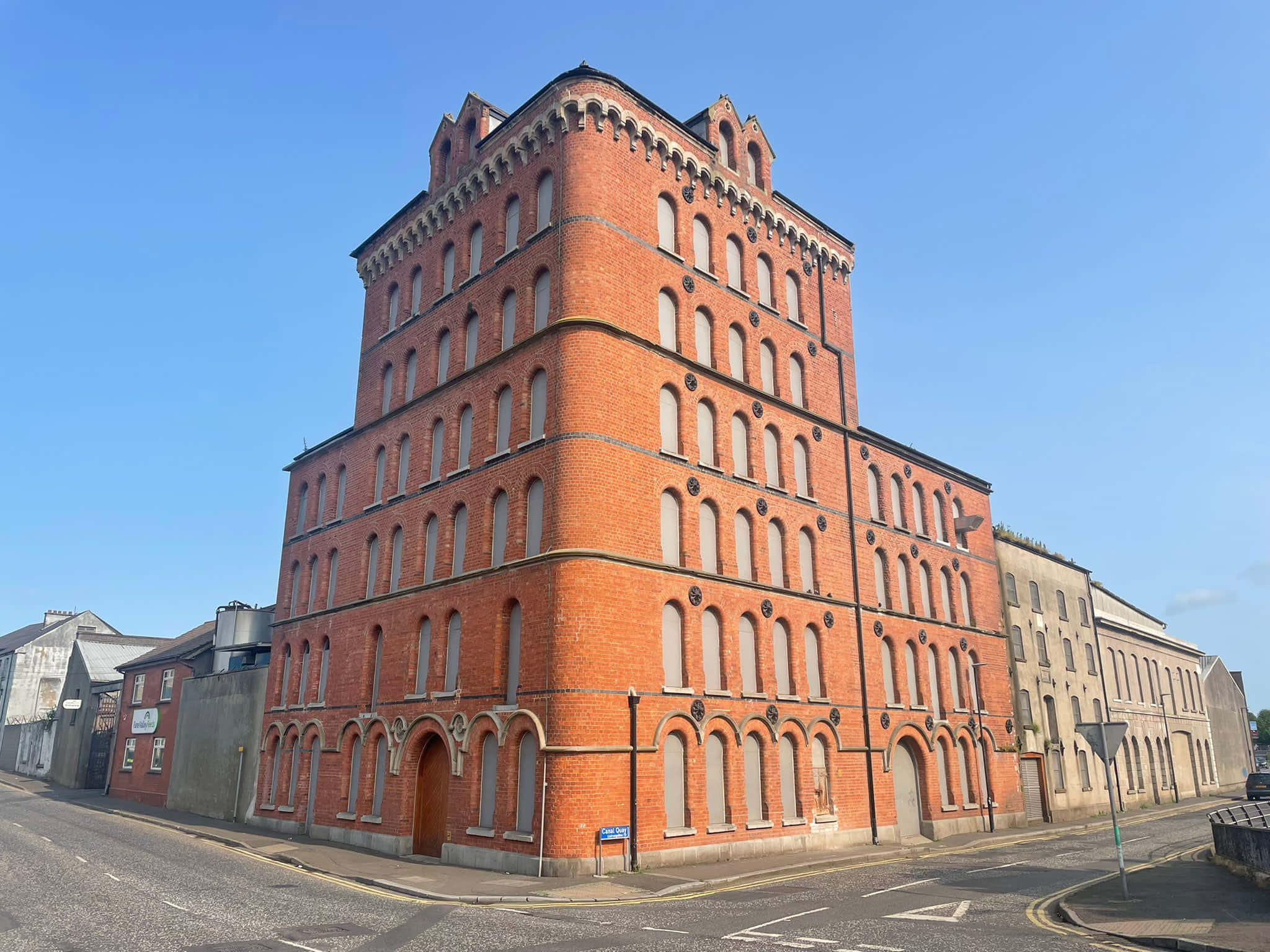 Newry, red brick building, arched windows, Full HD Desktop Wallpaper