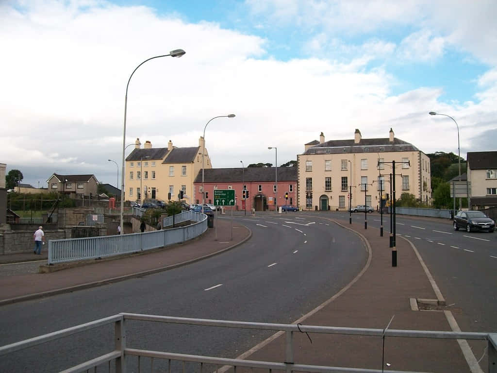 Newry, curved road, pastel-colored buildings, SD Desktop Wallpaper