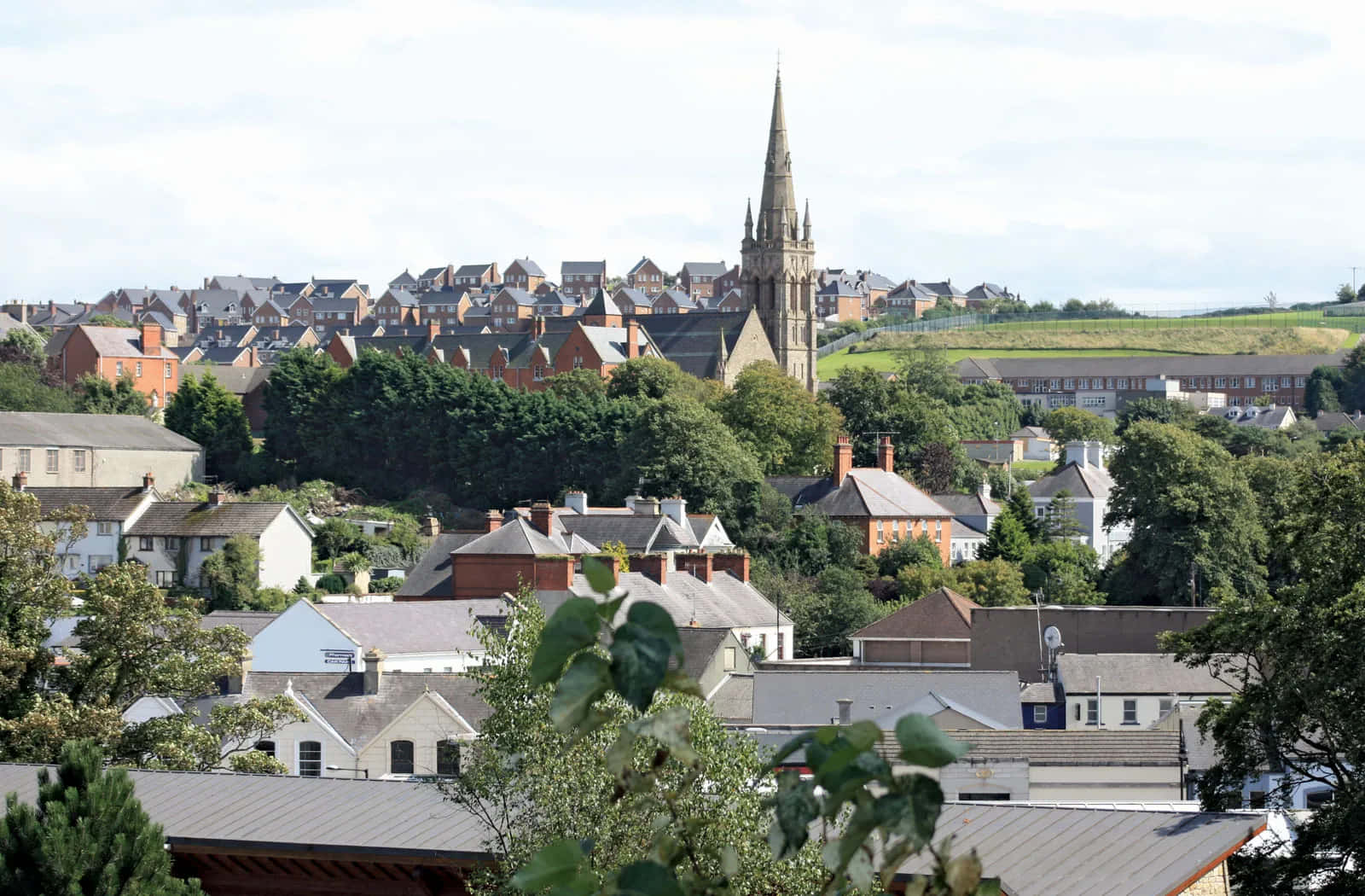 Newry, stone church spire, red brick houses, HD Desktop Wallpaper