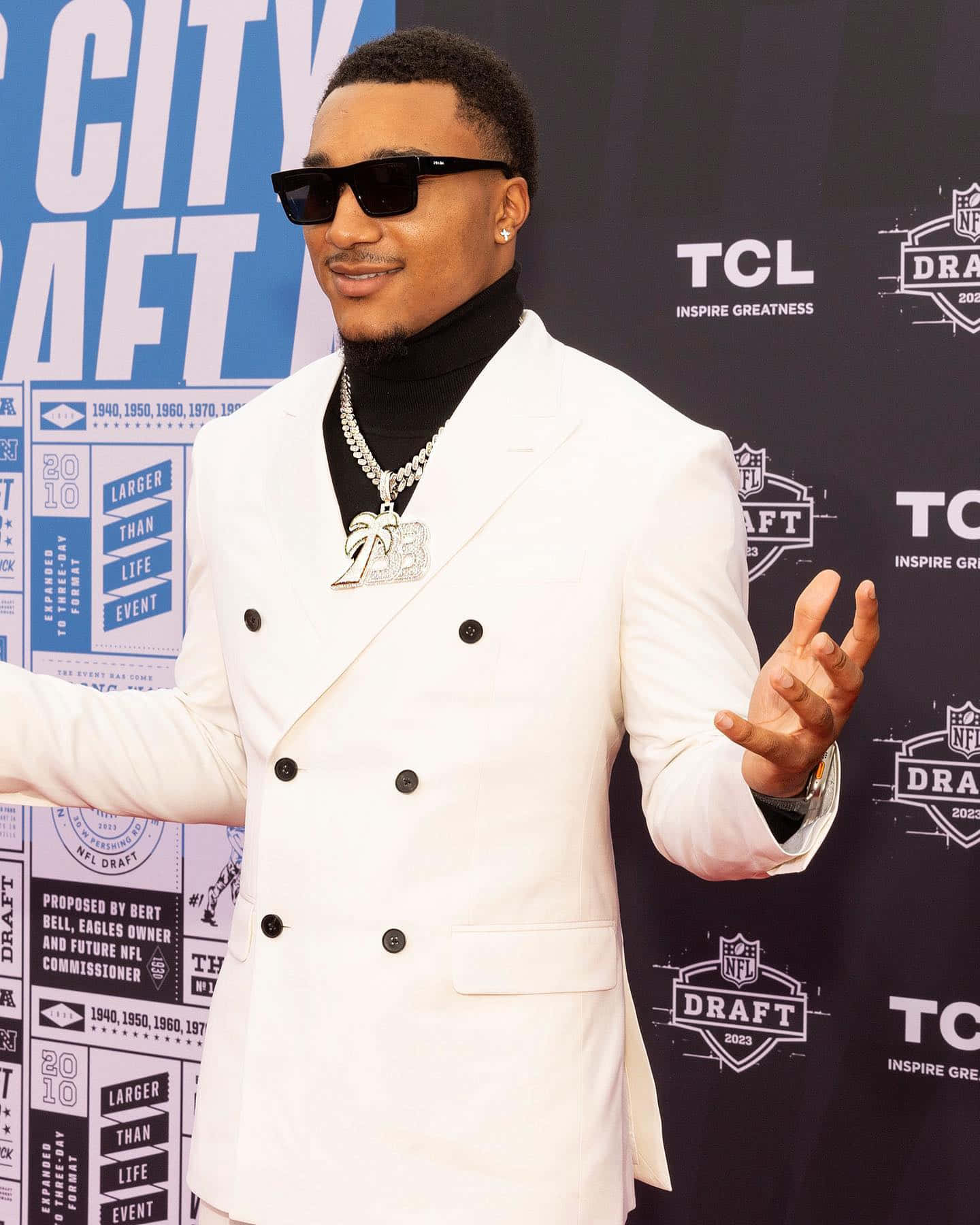 NFL Draft, white double-breasted suit, black sunglasses, HD Phone Wallpaper