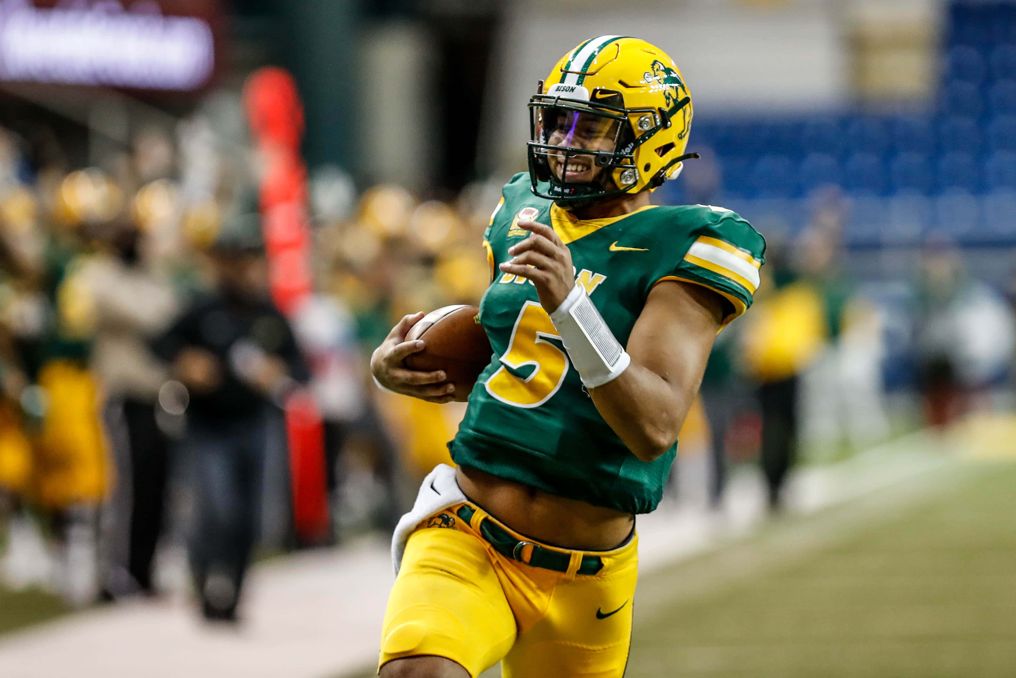quarterback, green and yellow uniform, stadium lights, 4K Desktop Wallpaper