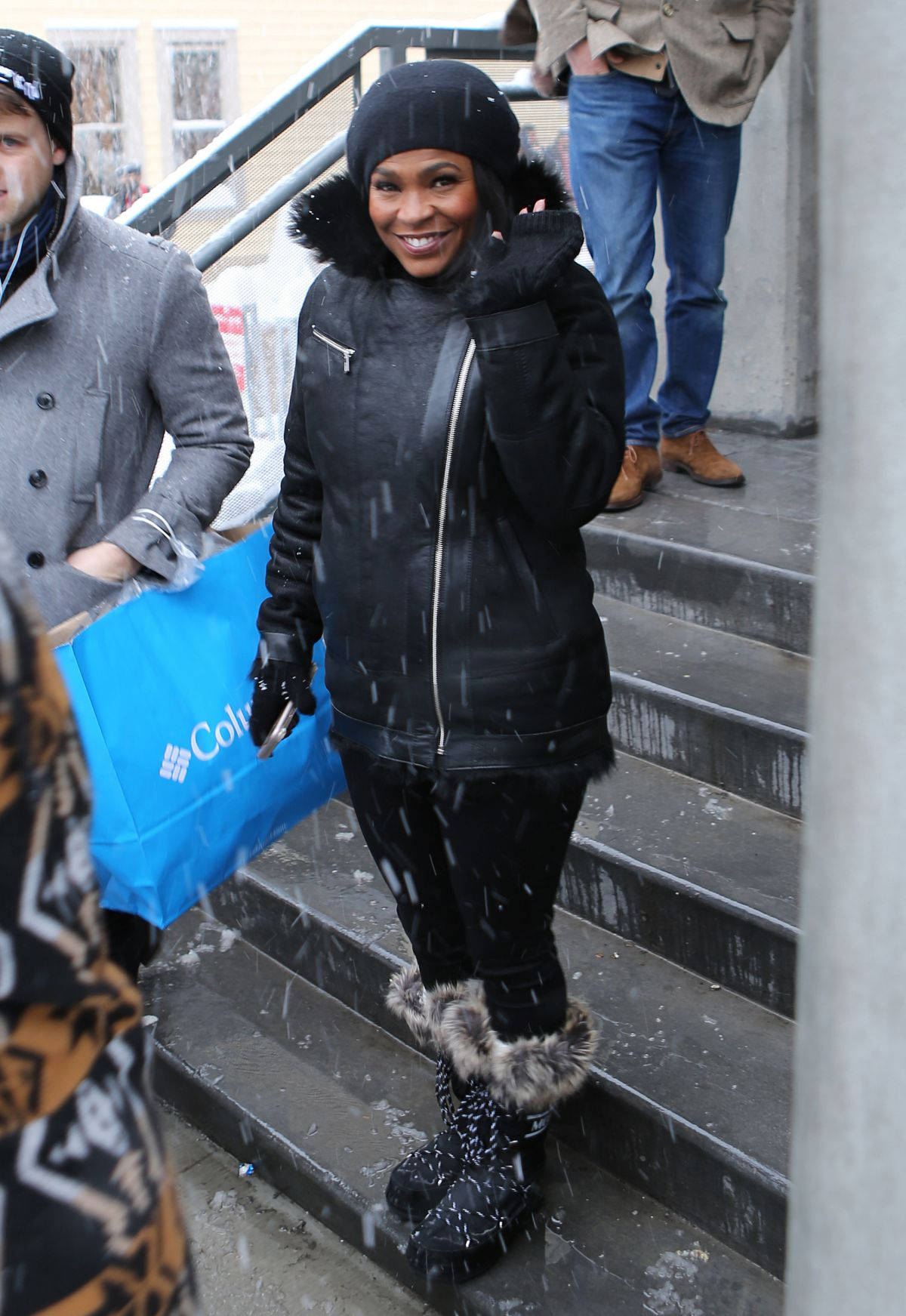 Nia Long, black winter coat, fur-lined boots, HD Phone Wallpaper