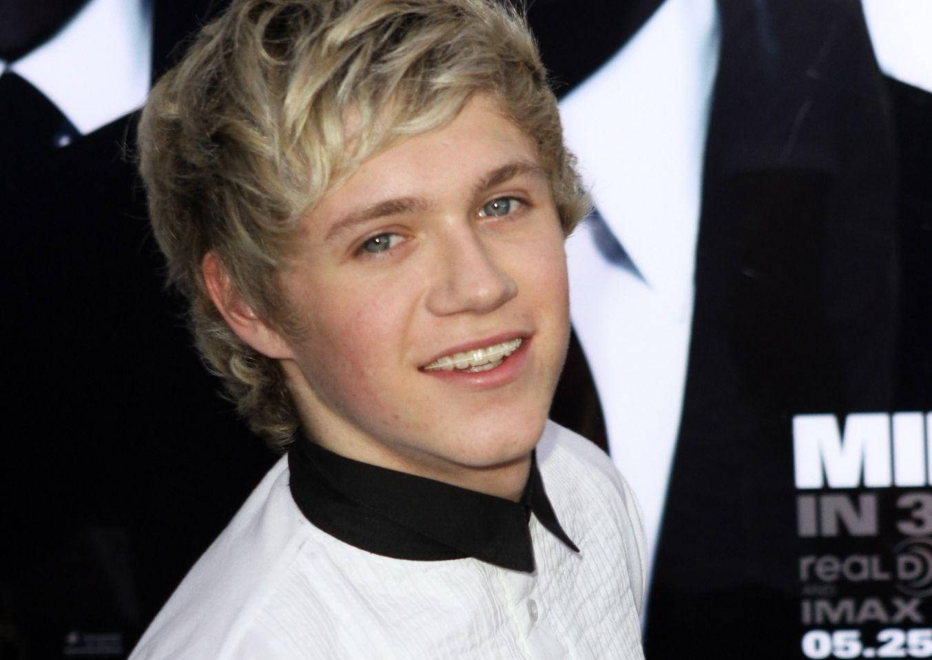 Niall Horan, side look, braces, HD Desktop Wallpaper
