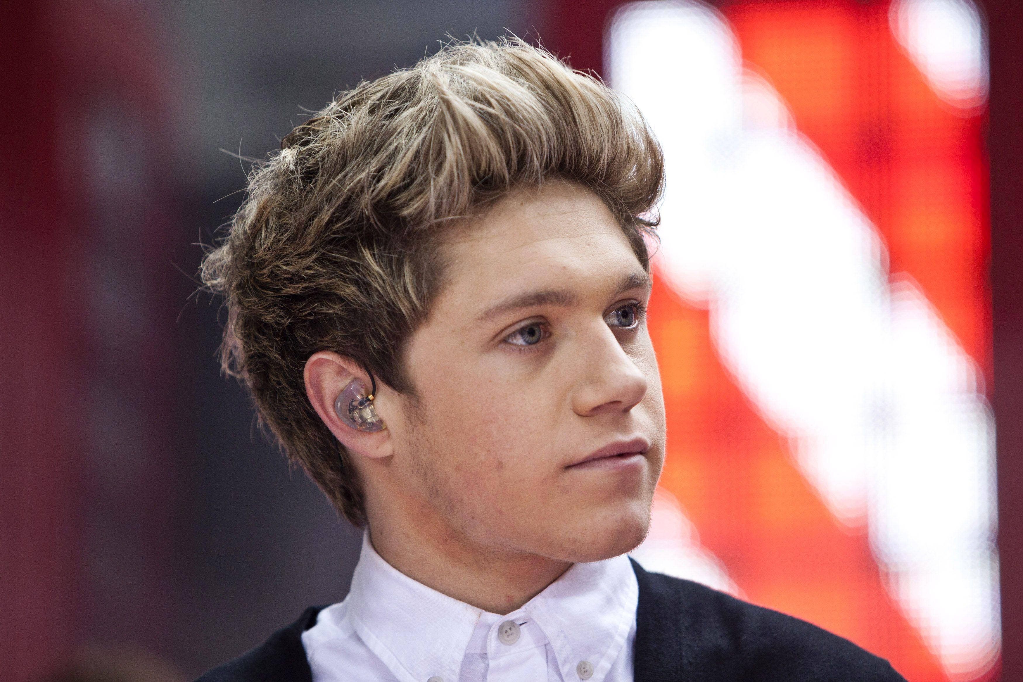 Niall Horan, styled hair, in-ear monitor, 2K Desktop Wallpaper