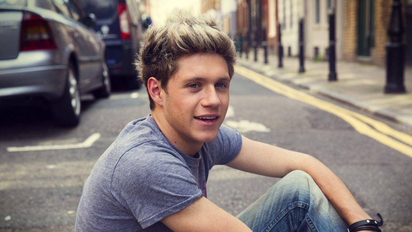 Niall Horan, city street, tousled blonde hair, HD Desktop Wallpaper