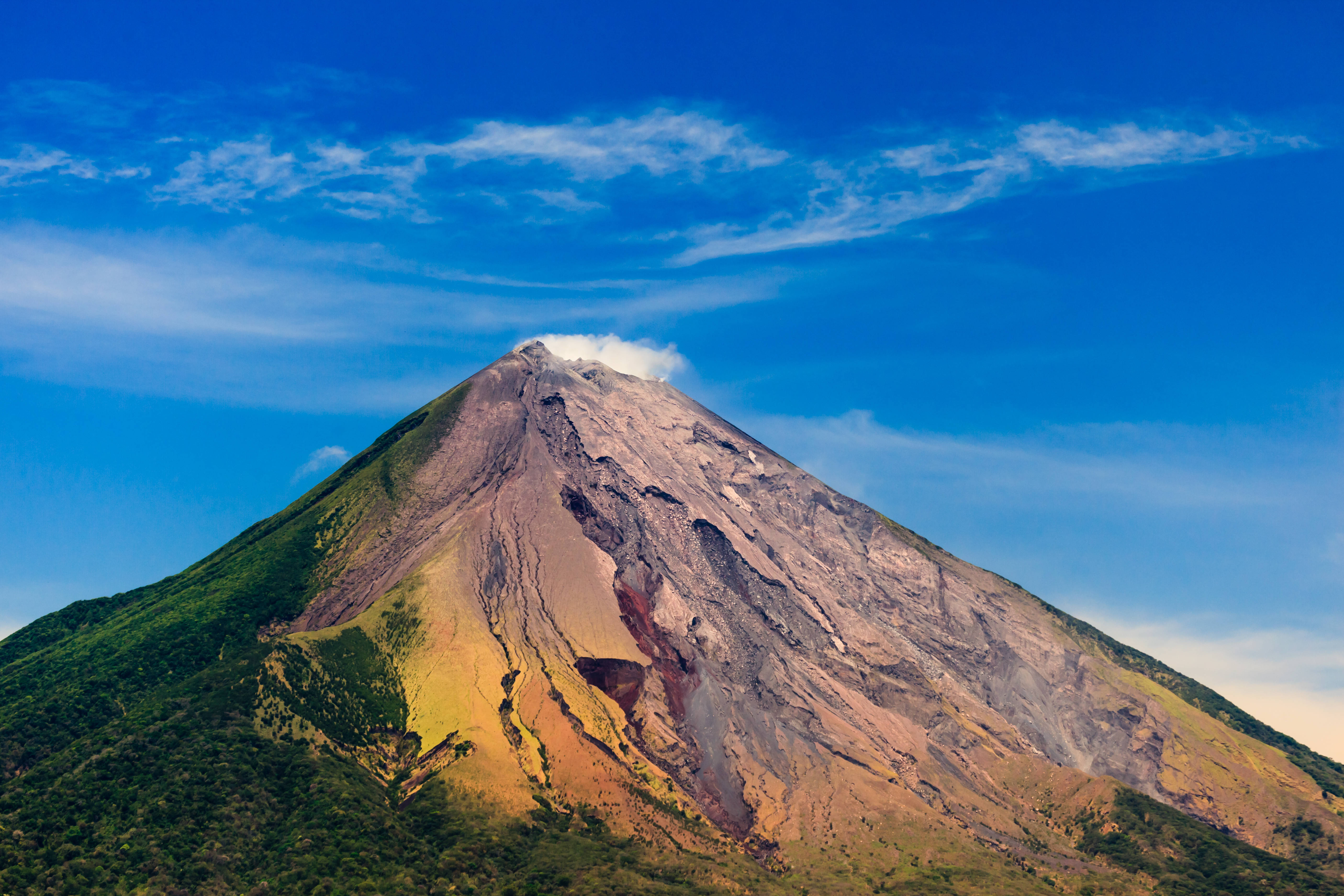 active green volcano, Nicaragua, lush green slopes, 5K Desktop Wallpaper