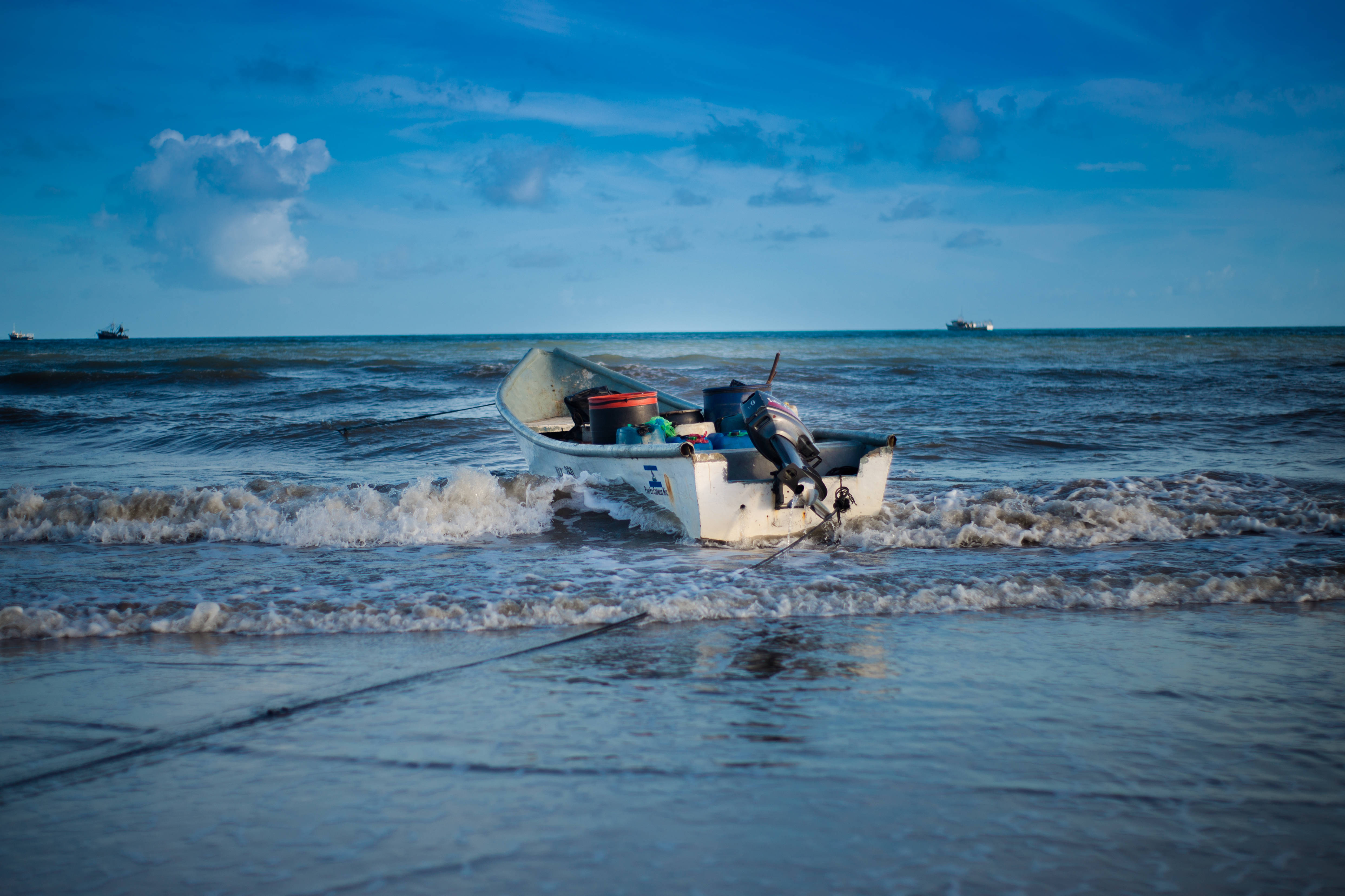 stranded boat, Nicaragua, blue ocean, 4K Desktop Wallpaper