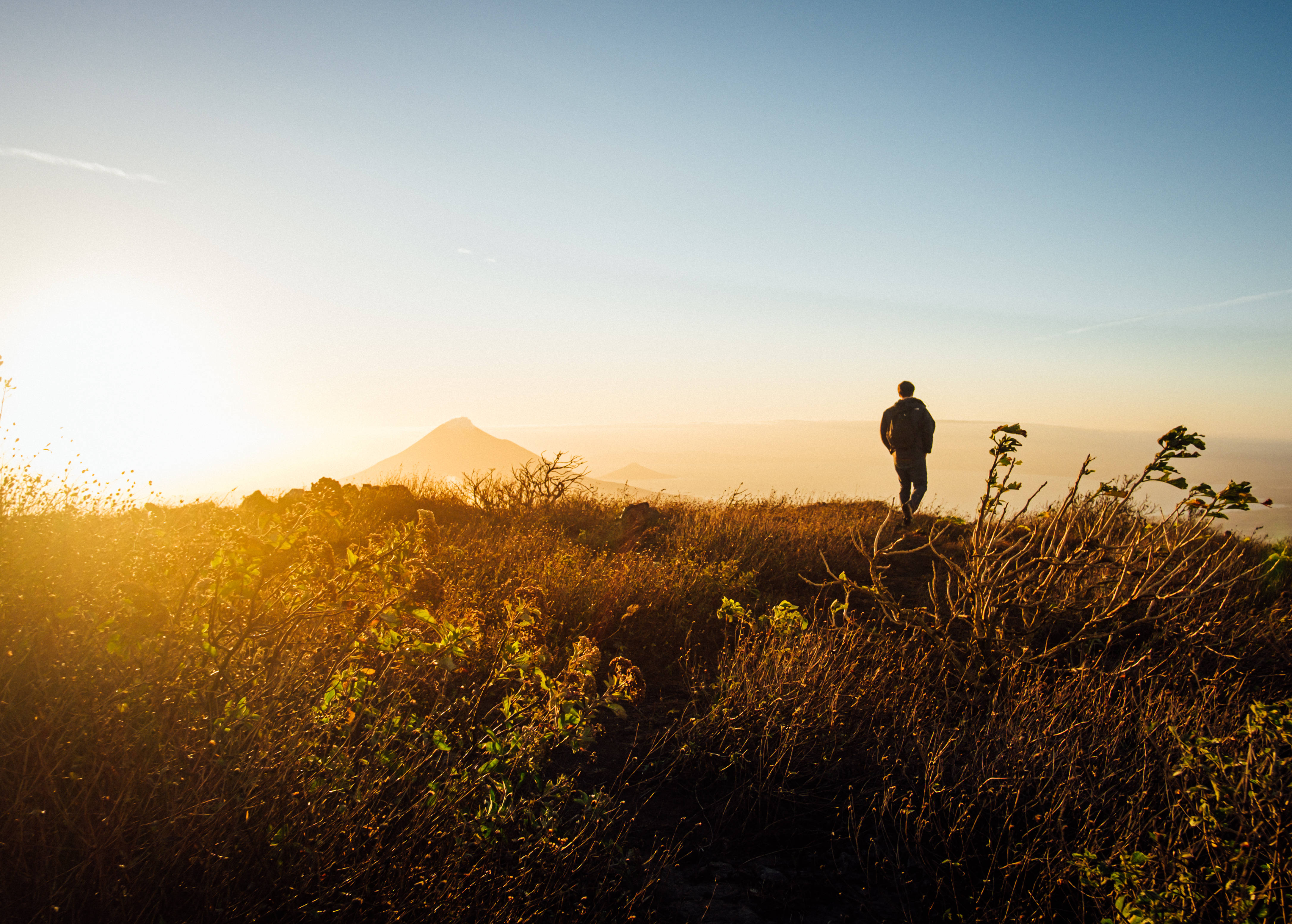 sunrise, sunlit hill, distant mountain range, 4K Desktop Wallpaper