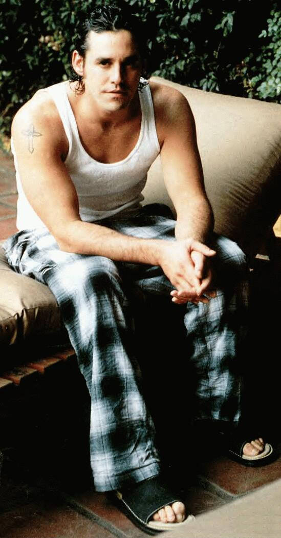 Nicholas Brendon, plaid pajamas, cross tattoo, SD Phone Wallpaper