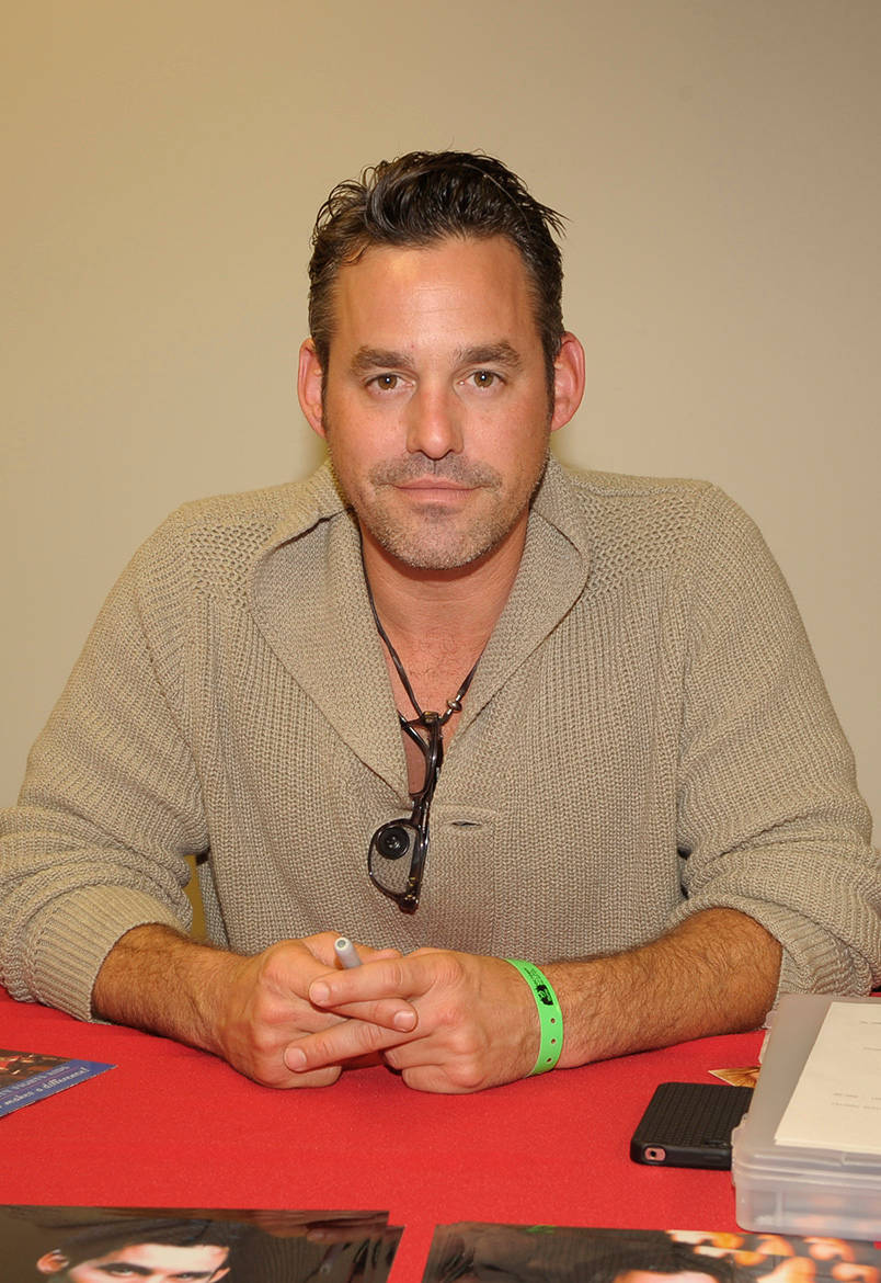 Nicholas Brendon, red table, pen, SD Phone Wallpaper