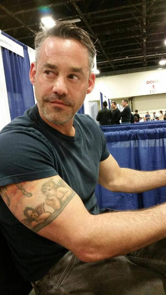 Nicholas Brendon, arm tattoo, convention hall, SD Phone Wallpaper