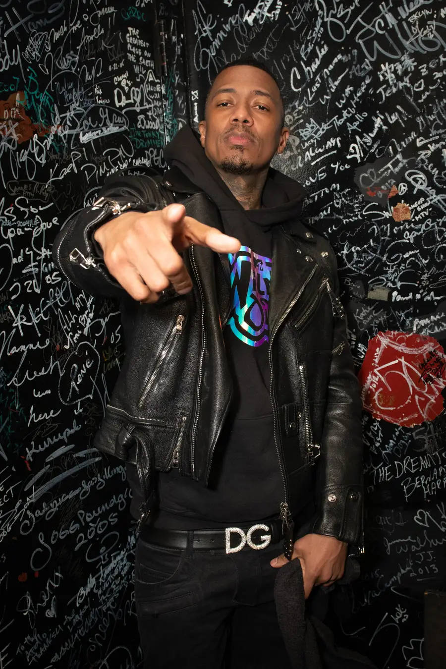 Nick Cannon, black leather jacket, graffiti-covered wall, HD Phone Wallpaper