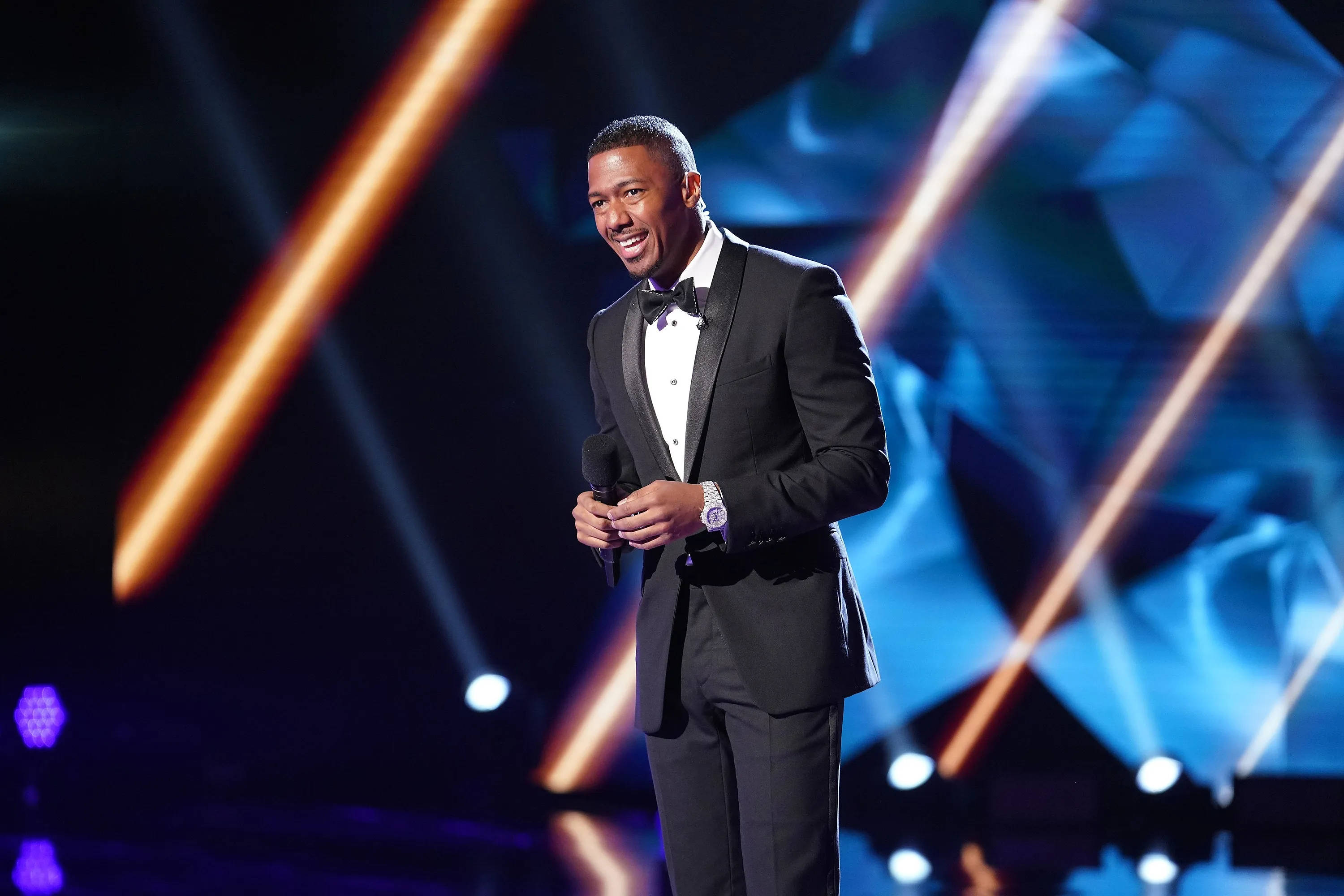 Nick Cannon, black tuxedo, brightly lit stage, 2K Desktop Wallpaper