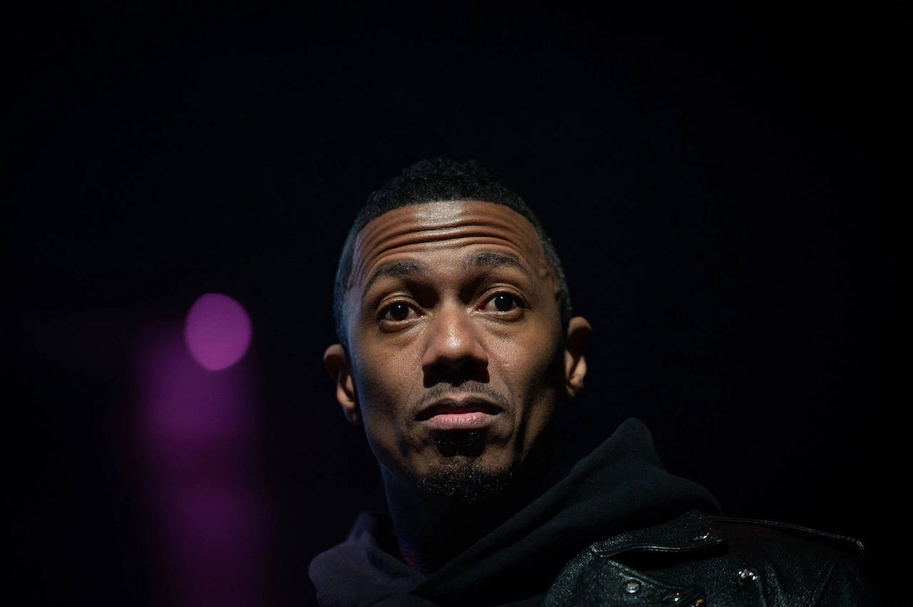 Nick Cannon, dark background, soft purple bokeh light, HD Desktop Wallpaper