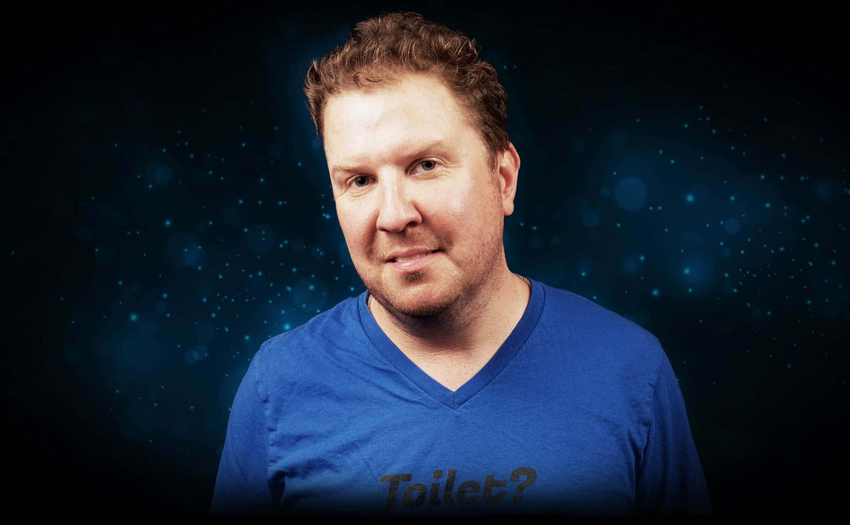 Nick Swardson, blue tshirt, toilet text, HD Desktop Wallpaper