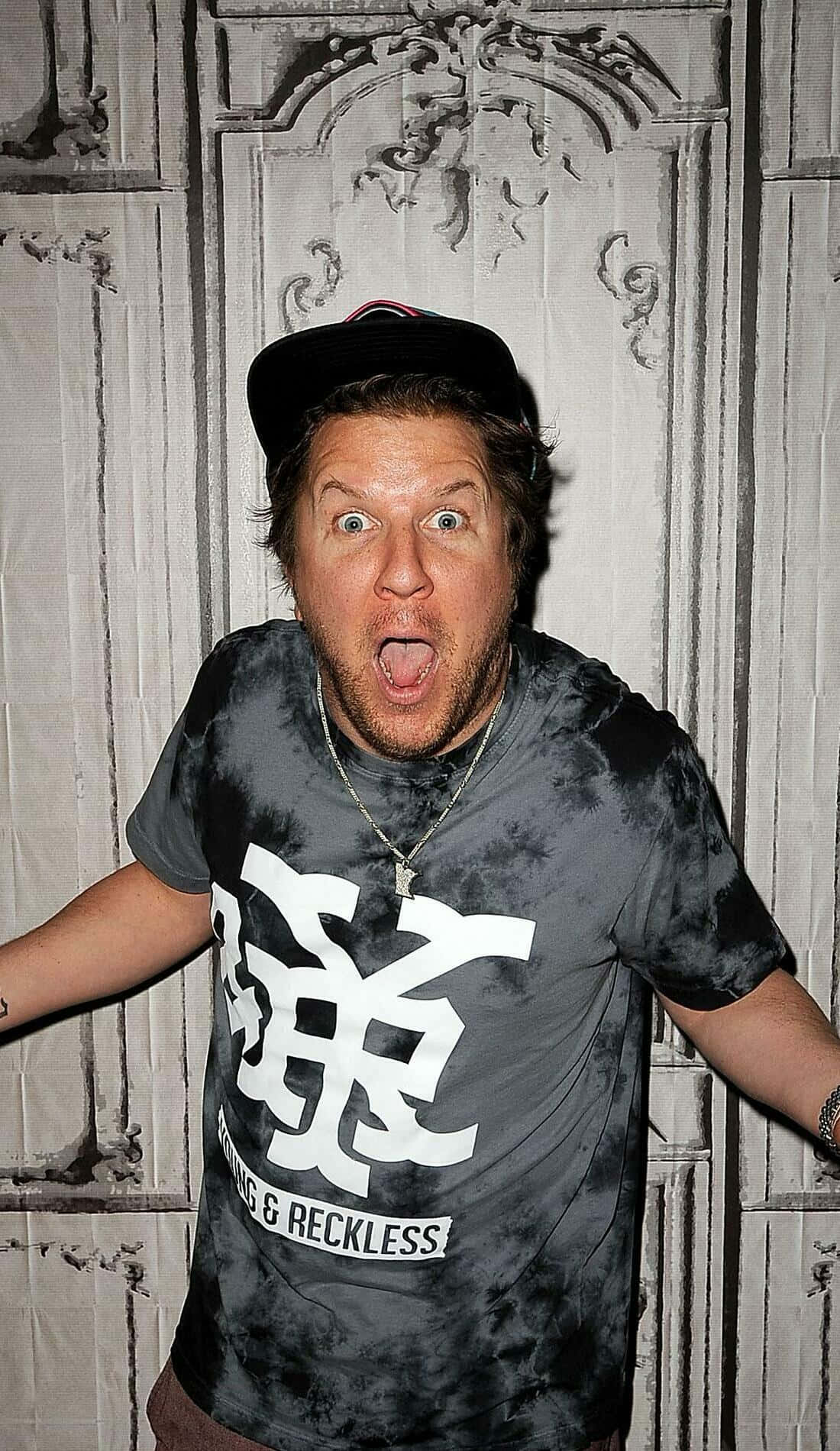 Nick Swardson, black tie-dye shirt, ornate gray wall, HD Phone Wallpaper