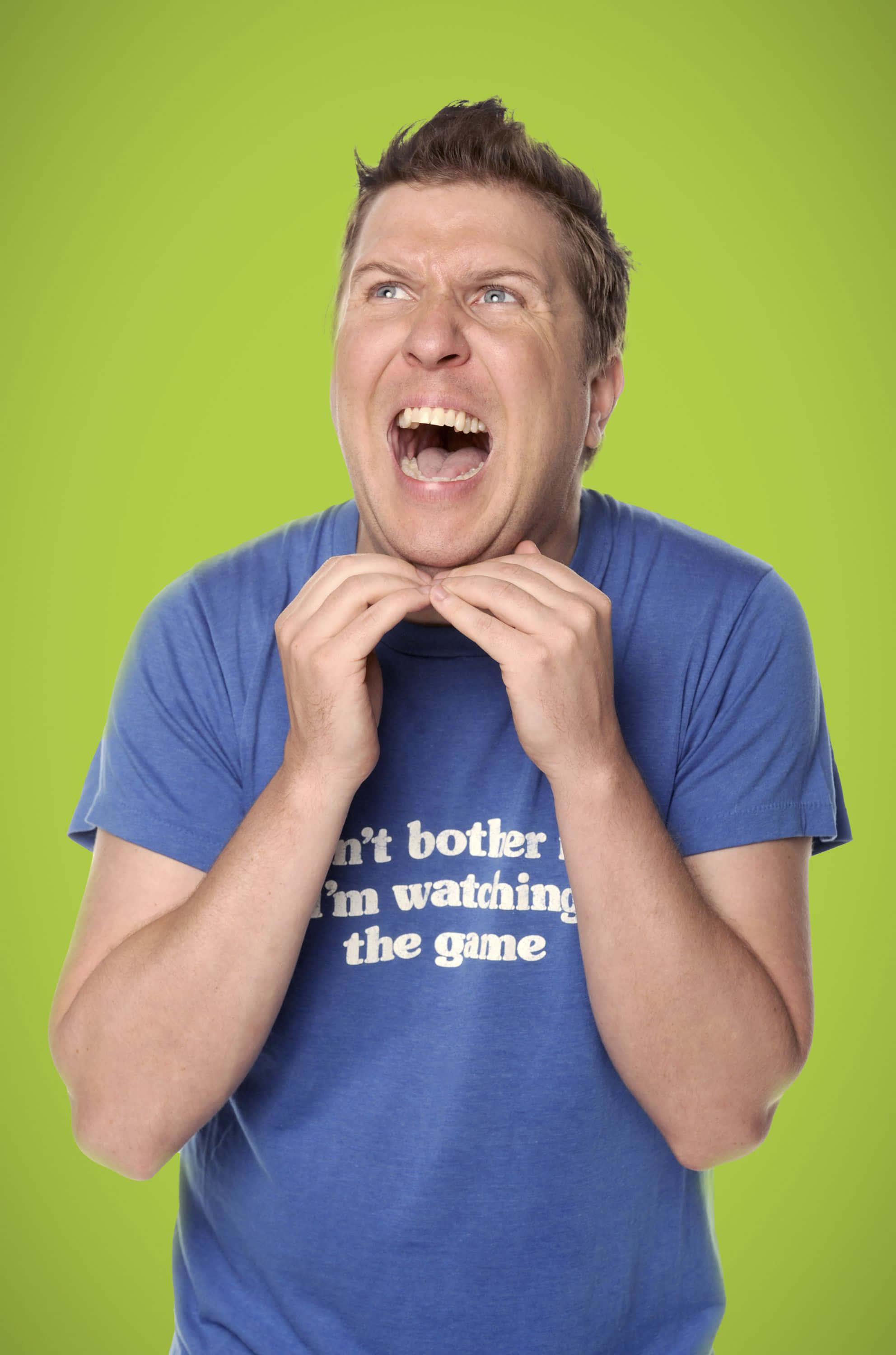 Nick Swardson, 1984, blue tshirt, 2K Phone Wallpaper