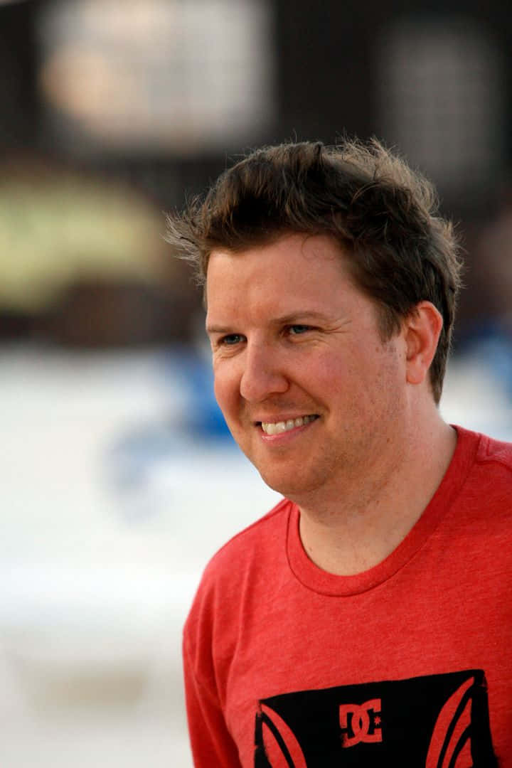 Nick Swardson, red DC Shoes t-shirt, blurred snowy background, SD Phone Wallpaper