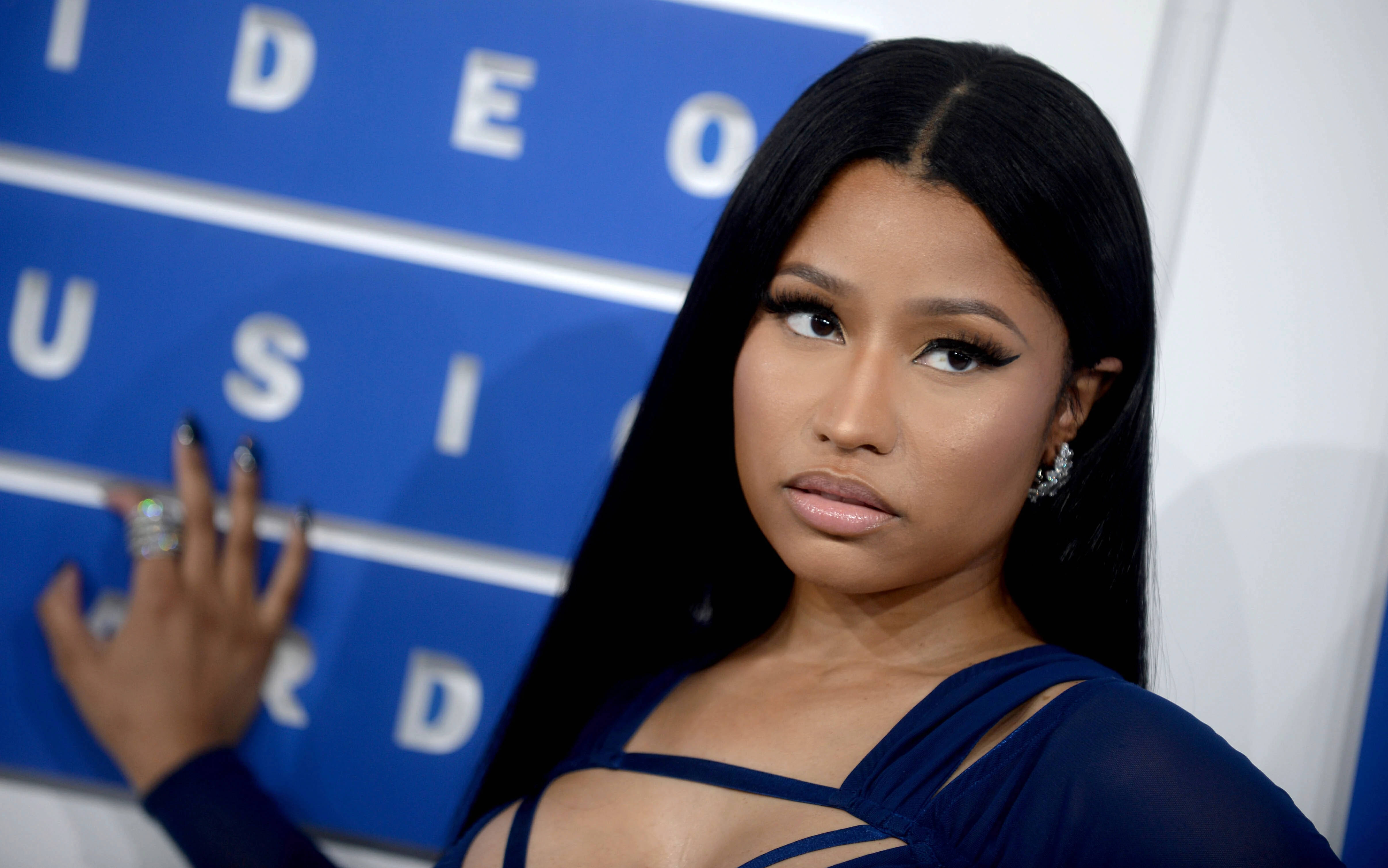 Nicki Minaj, blue dress, blue 'VIDEO MUSIC AWARD' backdrop, 4K Desktop Wallpaper