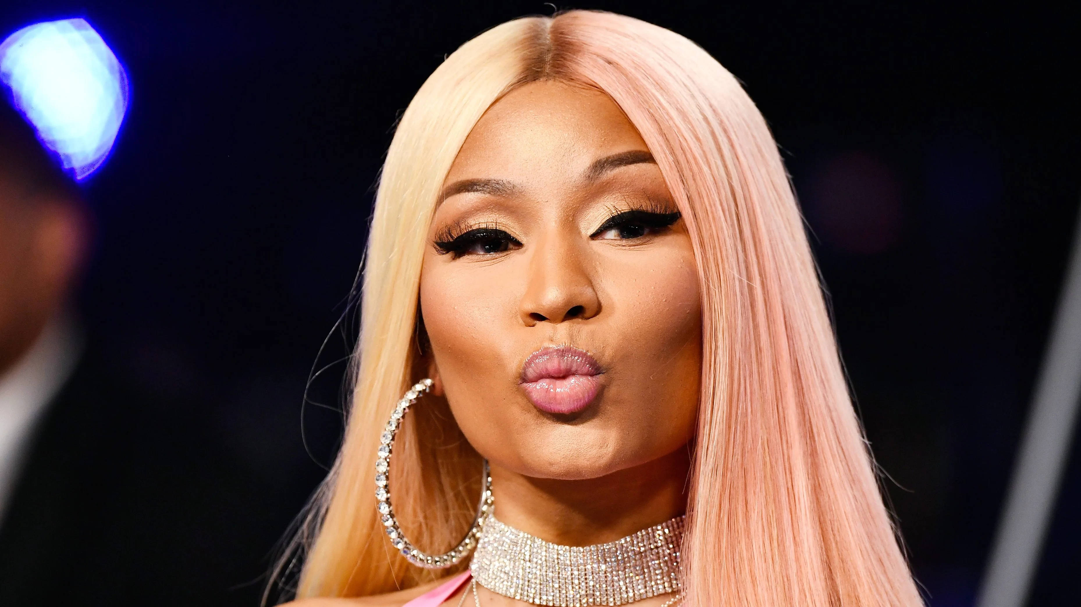 Nicki Minaj, pink and blonde hair, puckered lips, 2K Desktop Wallpaper