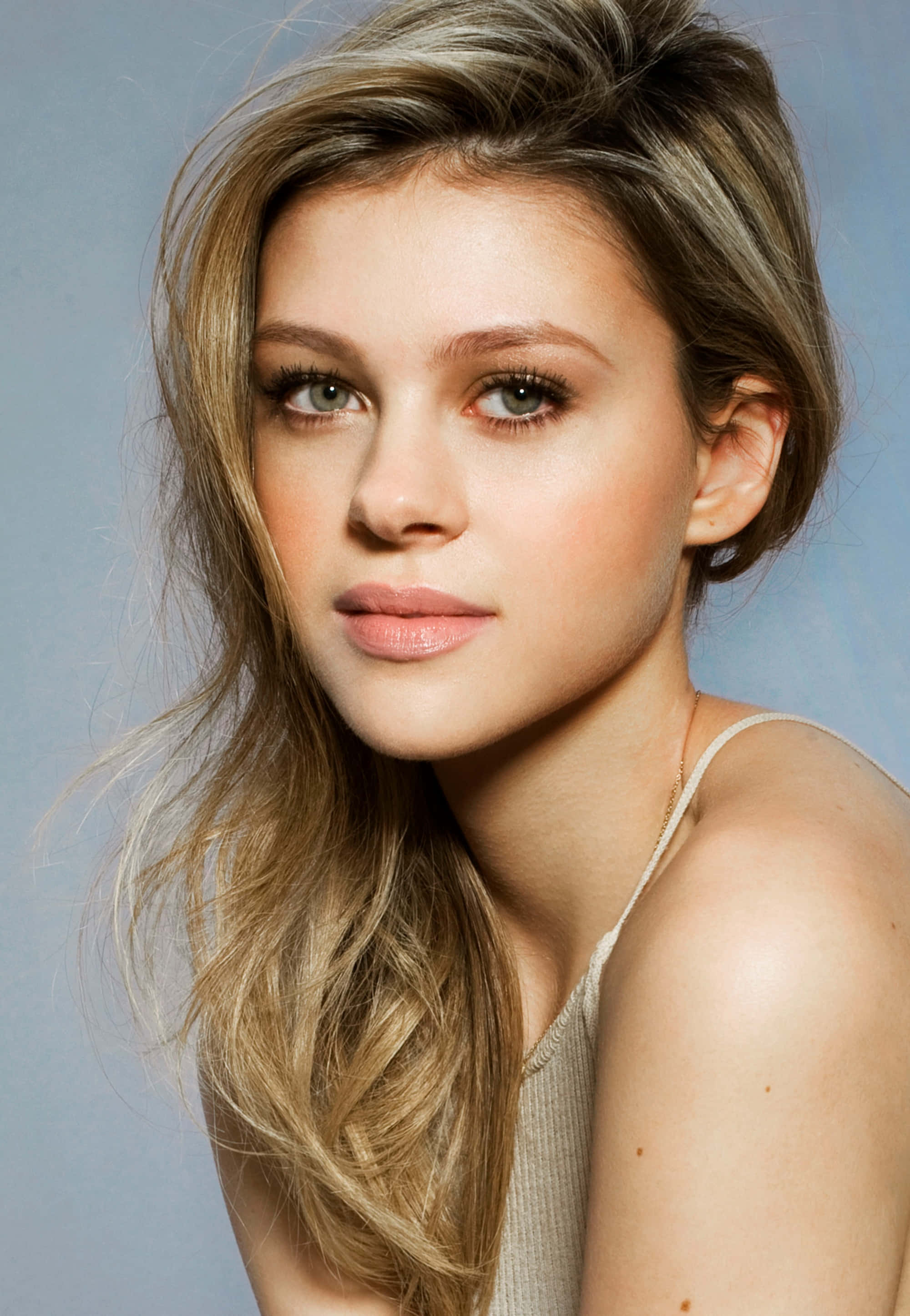 Nicola Peltz, wavy blonde hair, soft makeup, 2K Phone Wallpaper