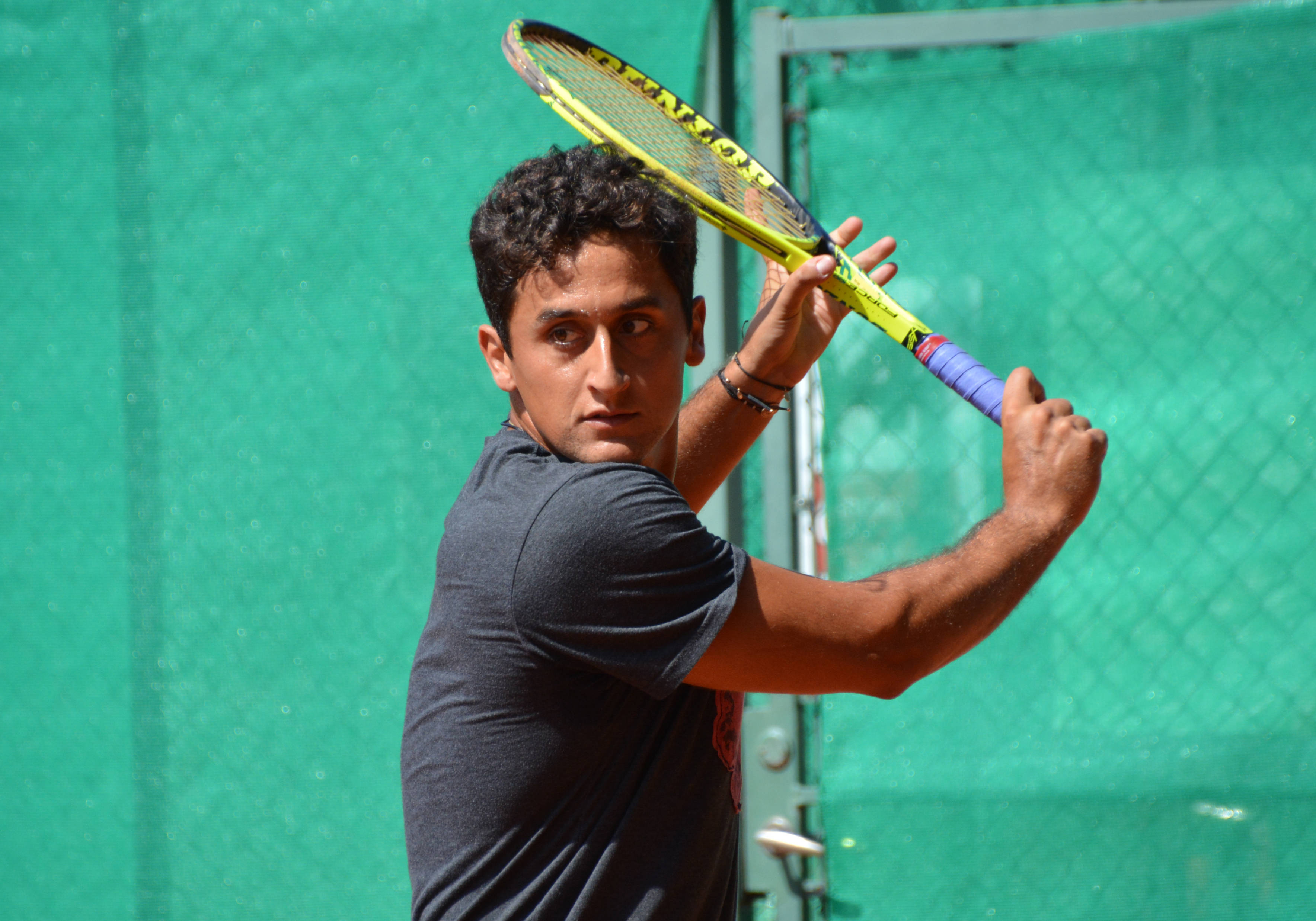 Nicolas Almagro, bright yellow tennis racket, green fence, 2K Desktop Wallpaper