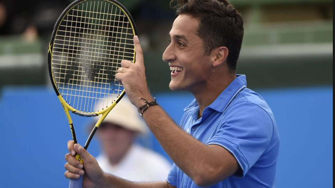 Nicolas Almagro, blue shirt, yellow racket, HD Desktop Wallpaper