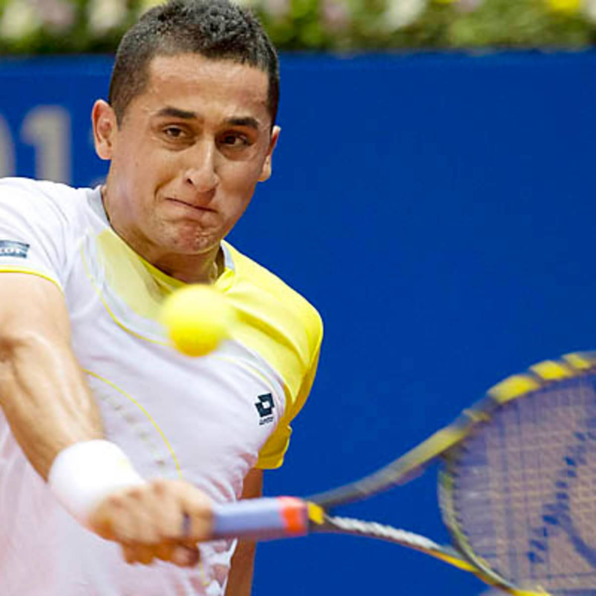 Nicolas Almagro, smiling mid-swing, yellow ball, SD Desktop Wallpaper