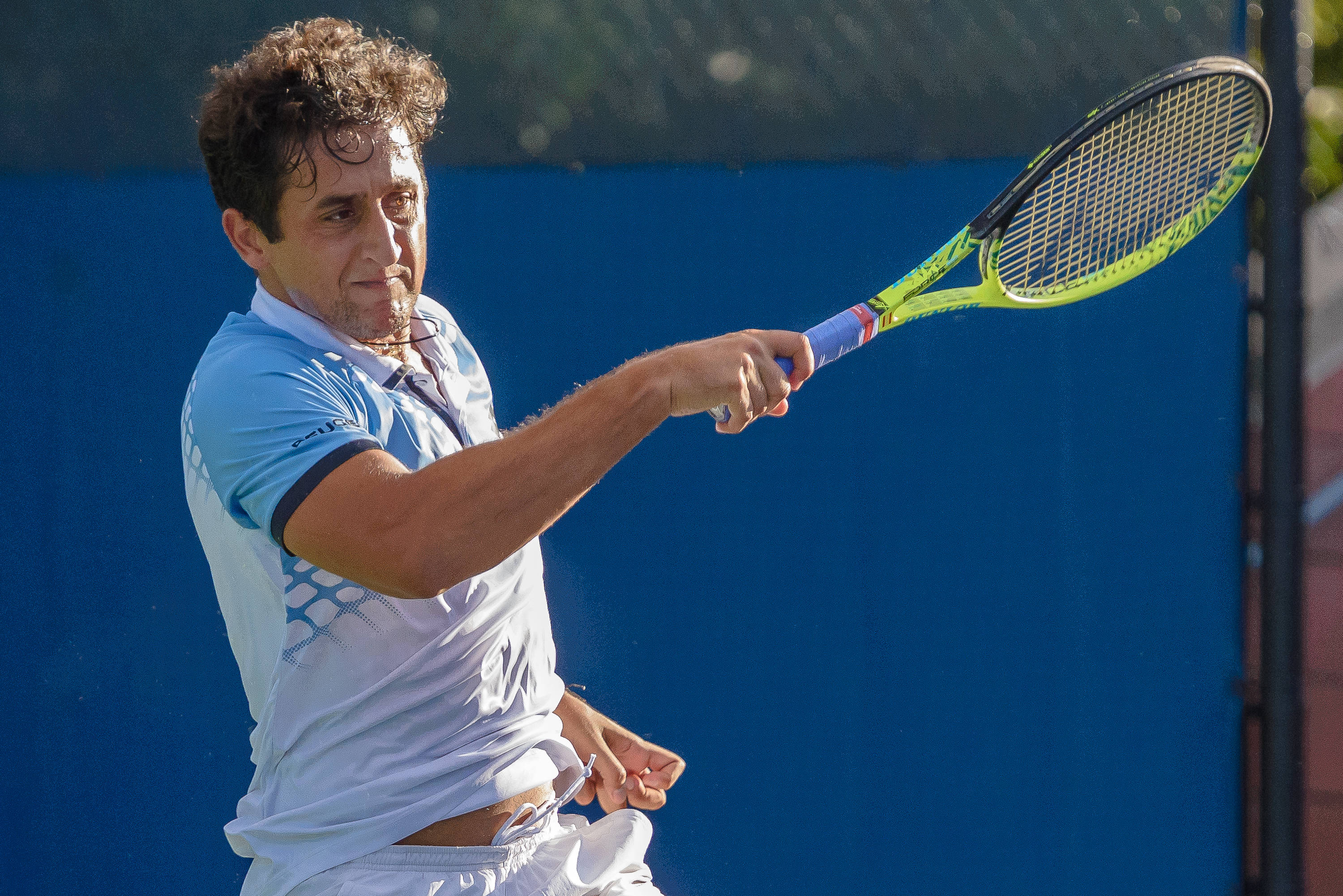 Nicolas Almagro, neon green racket, solid blue court wall, 2K Desktop Wallpaper