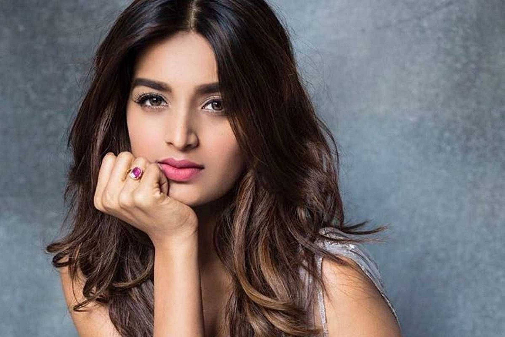 Nidhi Agarwal, long wavy brown hair, pink ring, Full HD Desktop Wallpaper