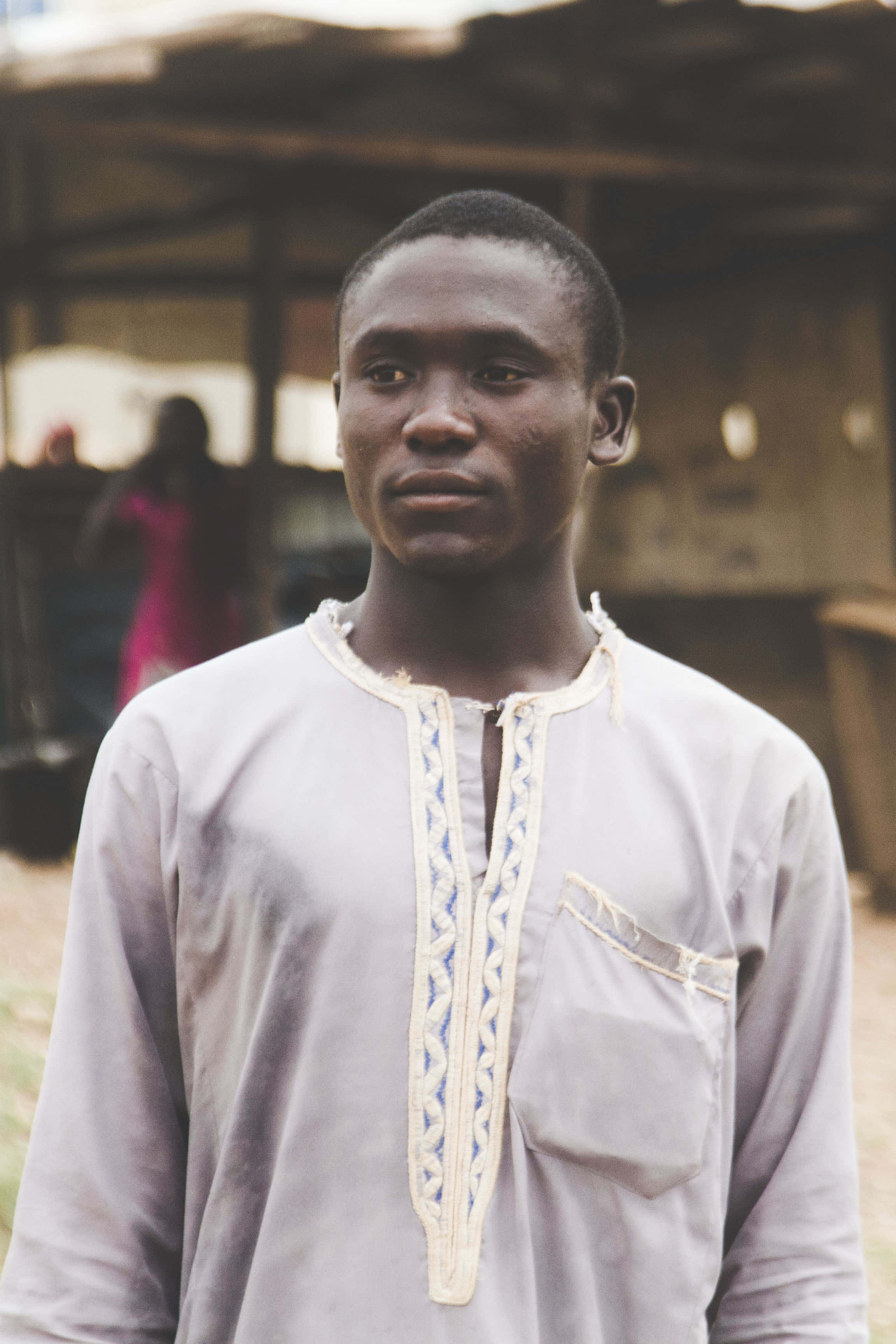 Nigerian man, Dashiki shirt, light gray, 2K Phone Wallpaper